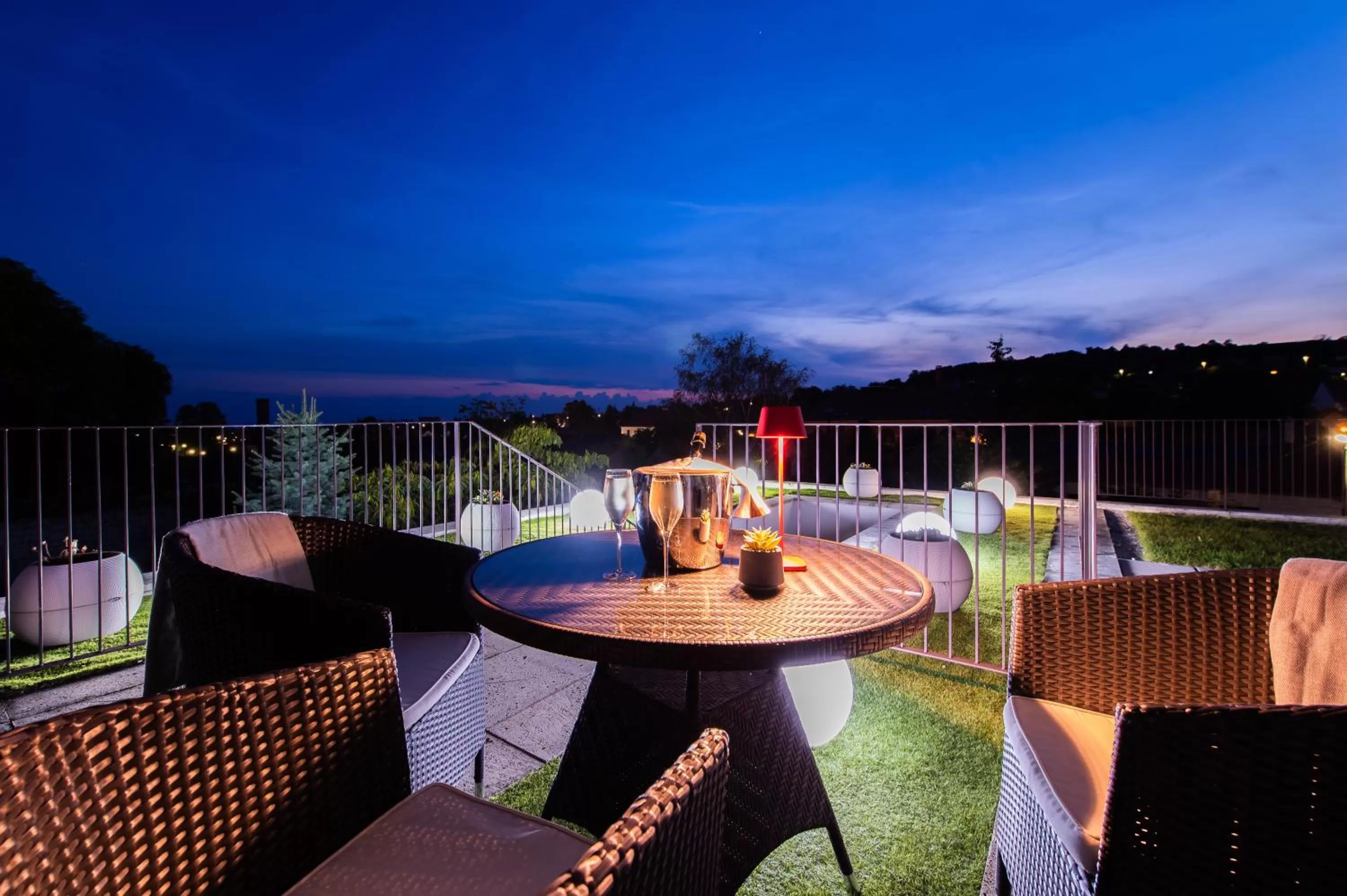 Night in Botrytis Borhotel