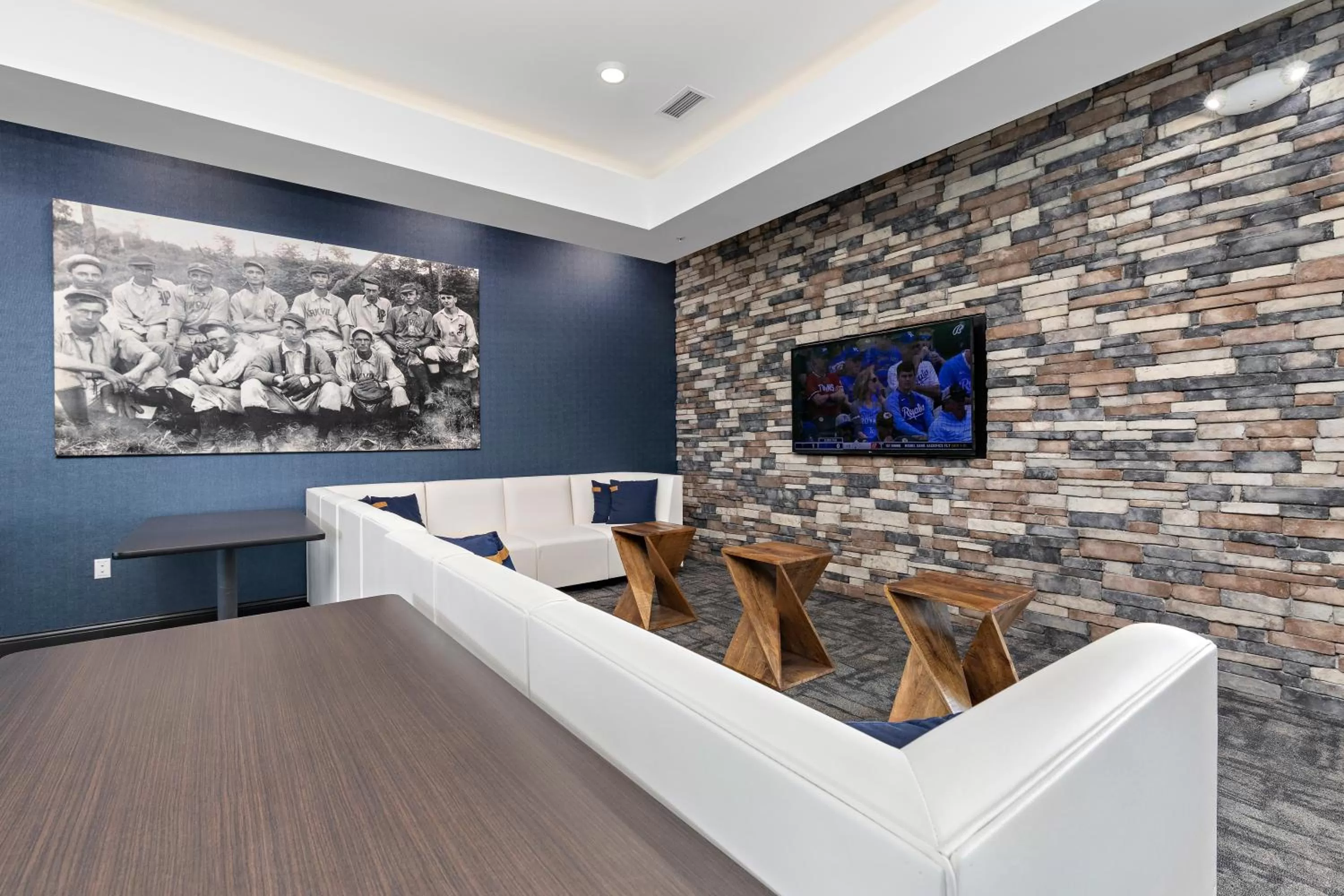 Lobby or reception in Holiday Inn Express Kansas City North Parkville by IHG