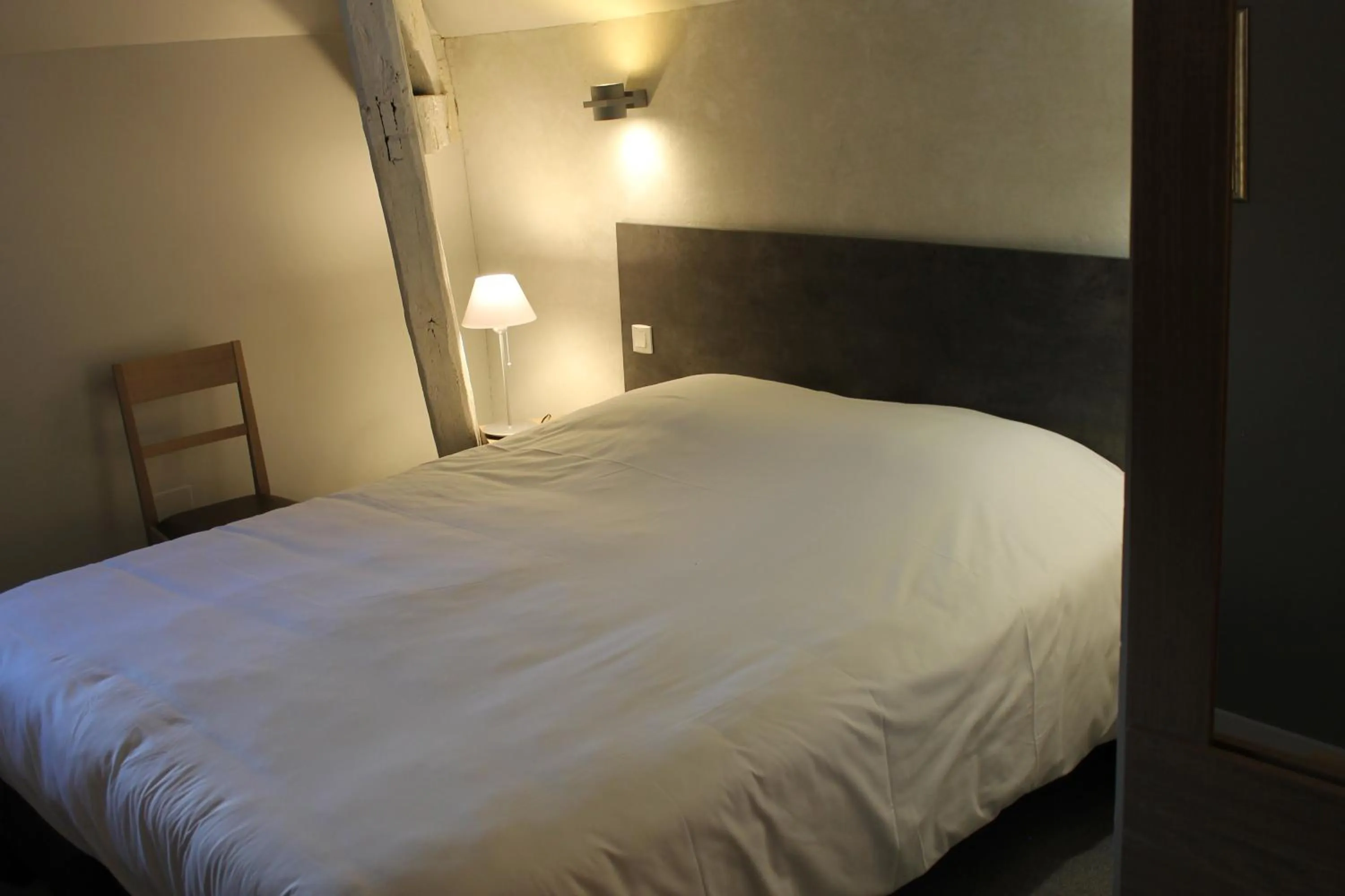 Bed in Logis Hotels- Auberge de la Tour - Hôtel et restaurant