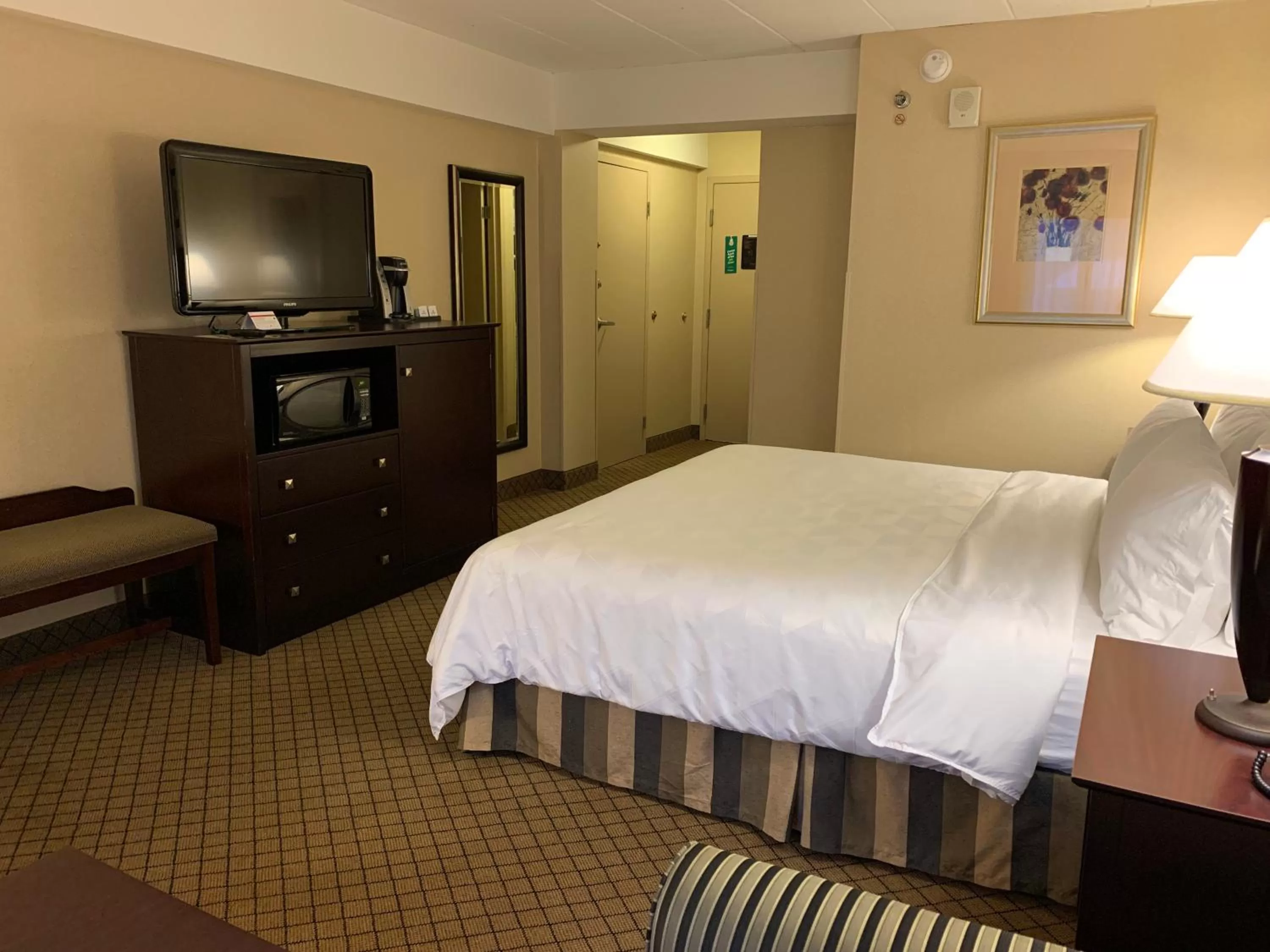 Photo of the whole room, Bed in Holiday Inn Johnstown-Downtown by IHG