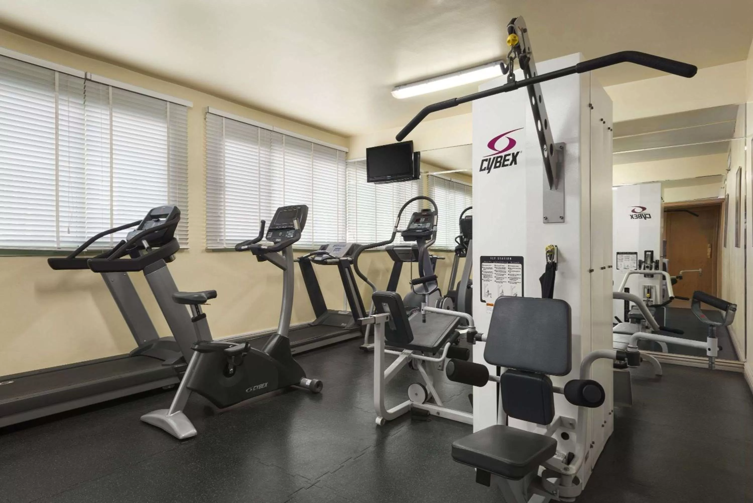 Fitness centre/facilities in Howard Johnson by Wyndham Abu Dhabi Downtown
