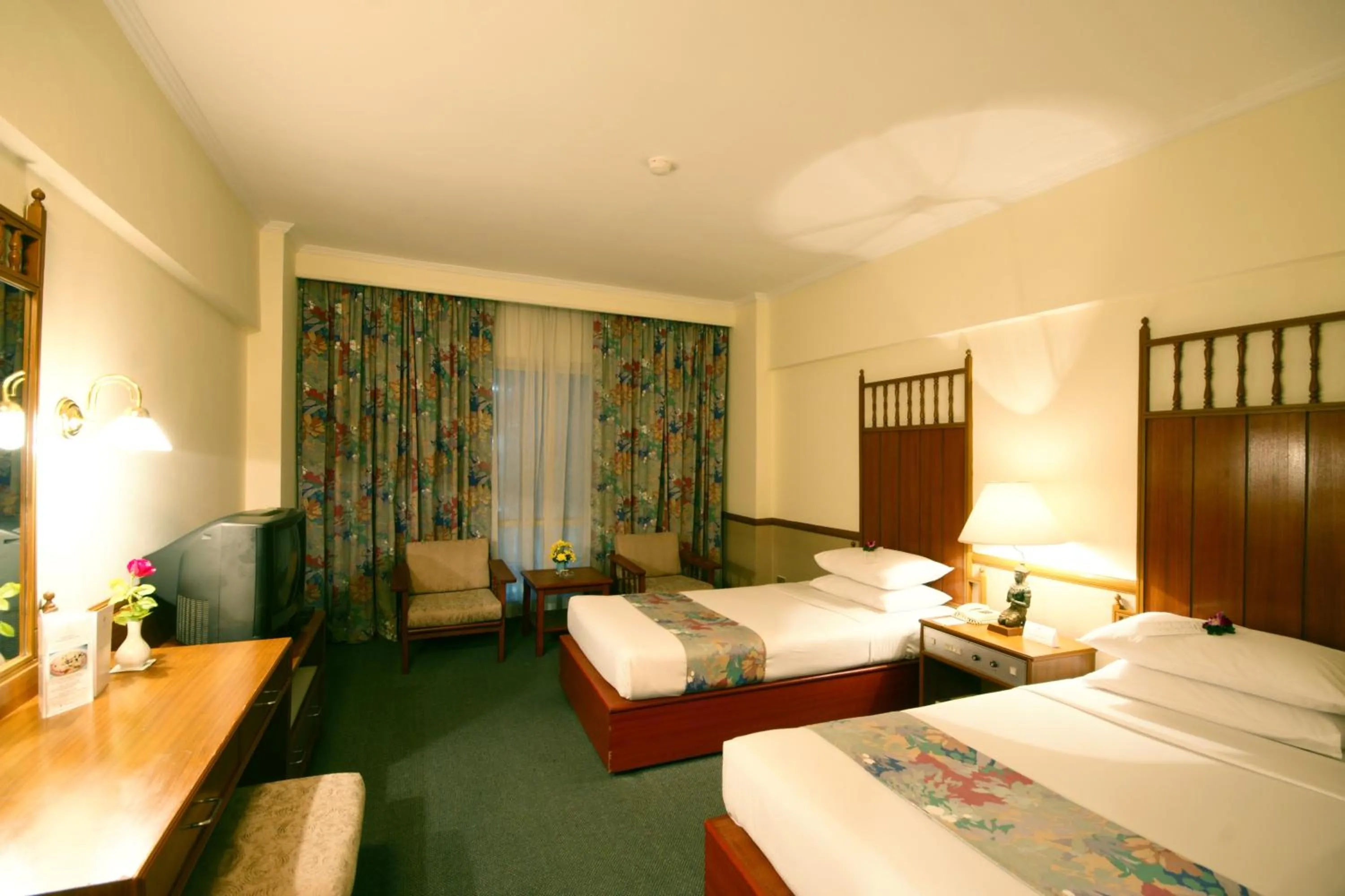 Photo of the whole room, Bed in Bangkok Palace Hotel