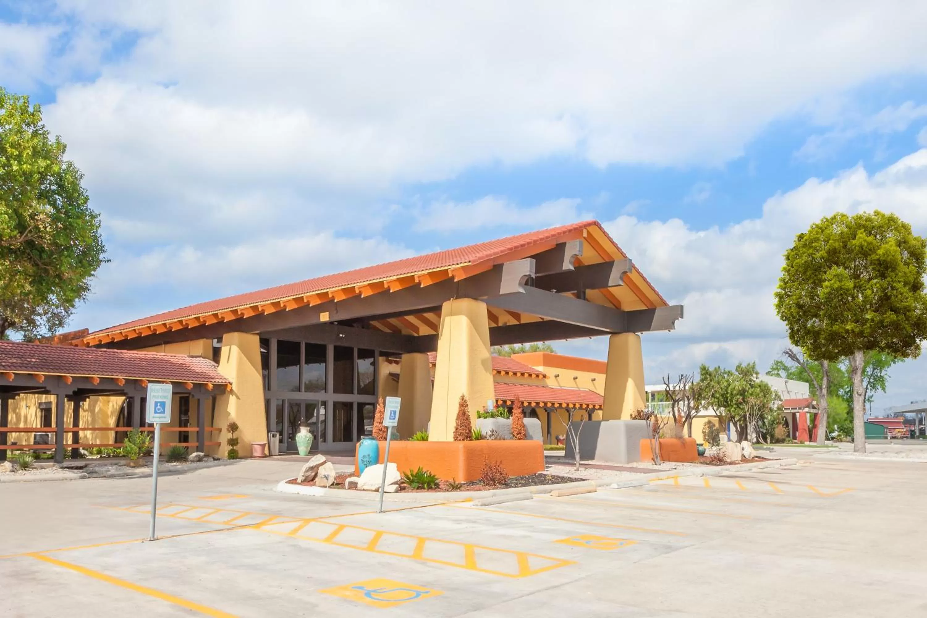 Property building in Days Inn by Wyndham Uvalde