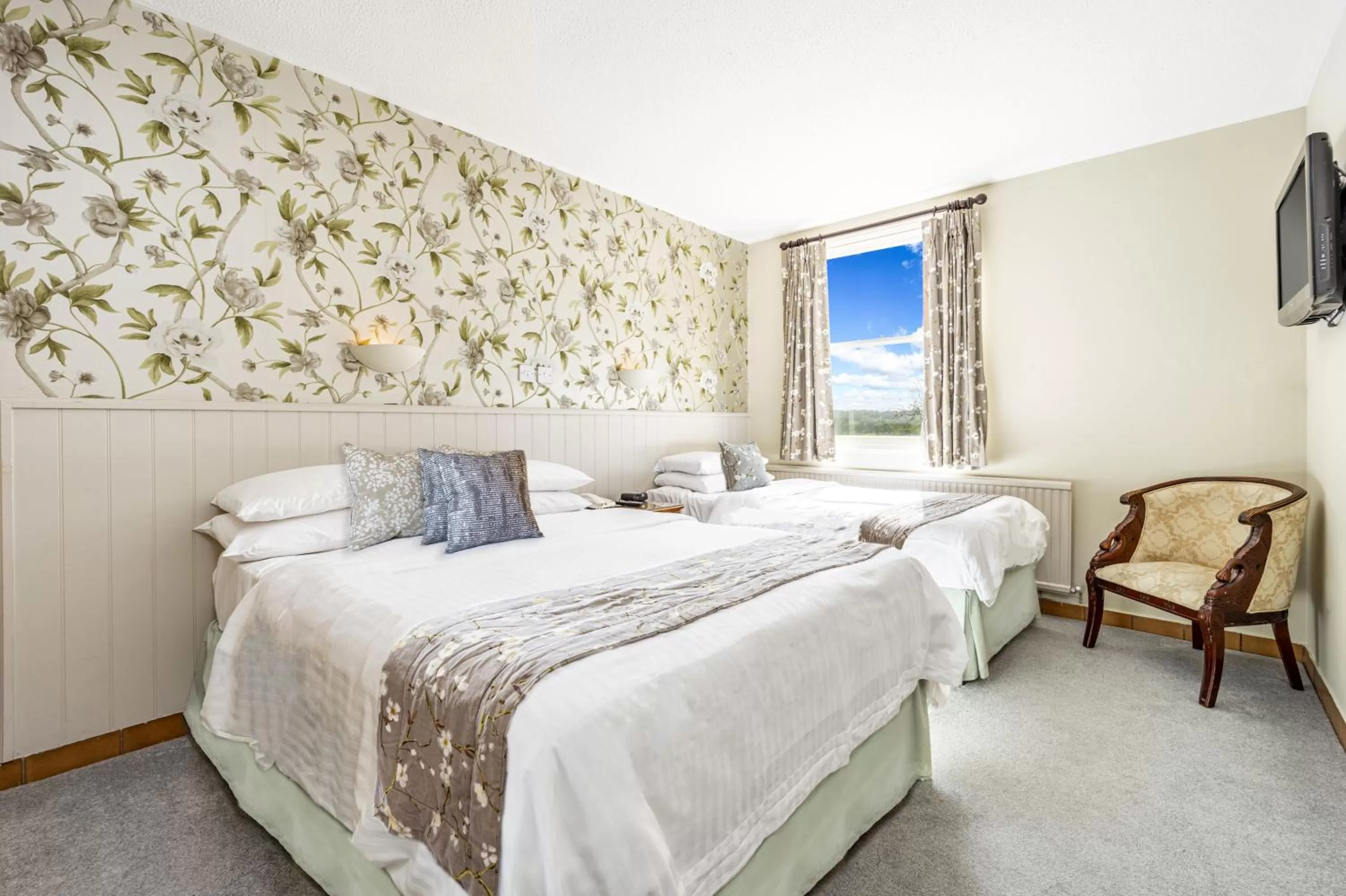 Photo of the whole room, Bed in Best Western Limpley Stoke Hotel