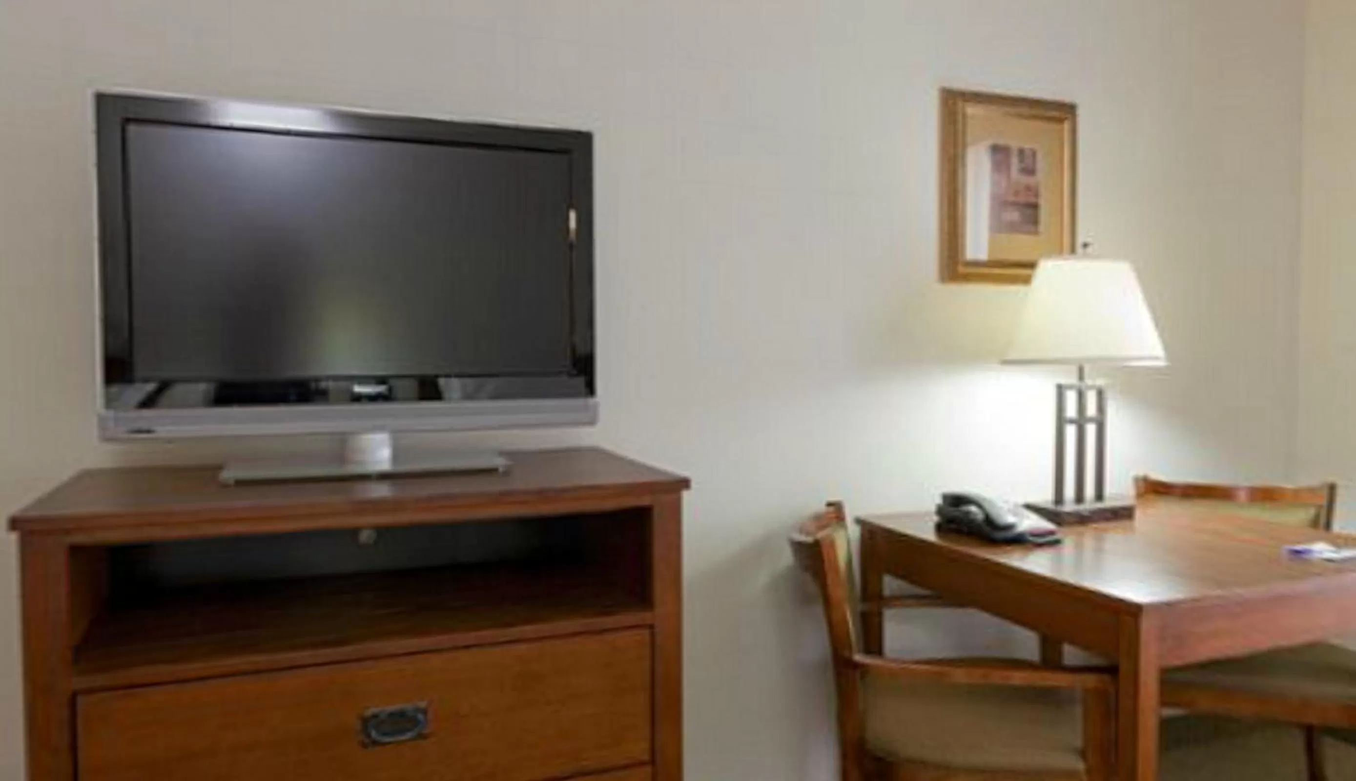 TV and multimedia in Holiday Inn Express Hotel & Suites Mattoon by IHG