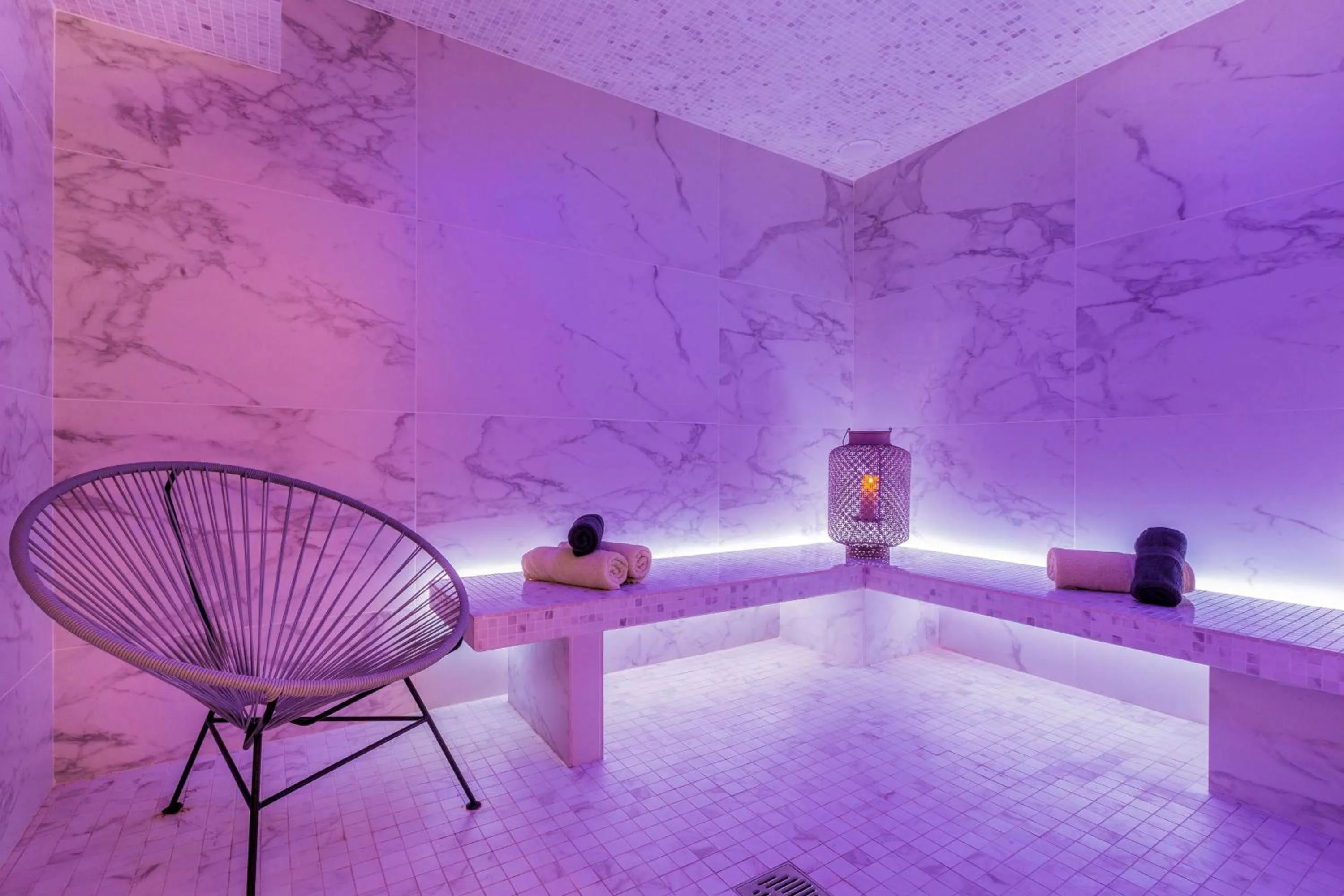 Steam room in Best Western Plus Hotel Du Parc Chantilly