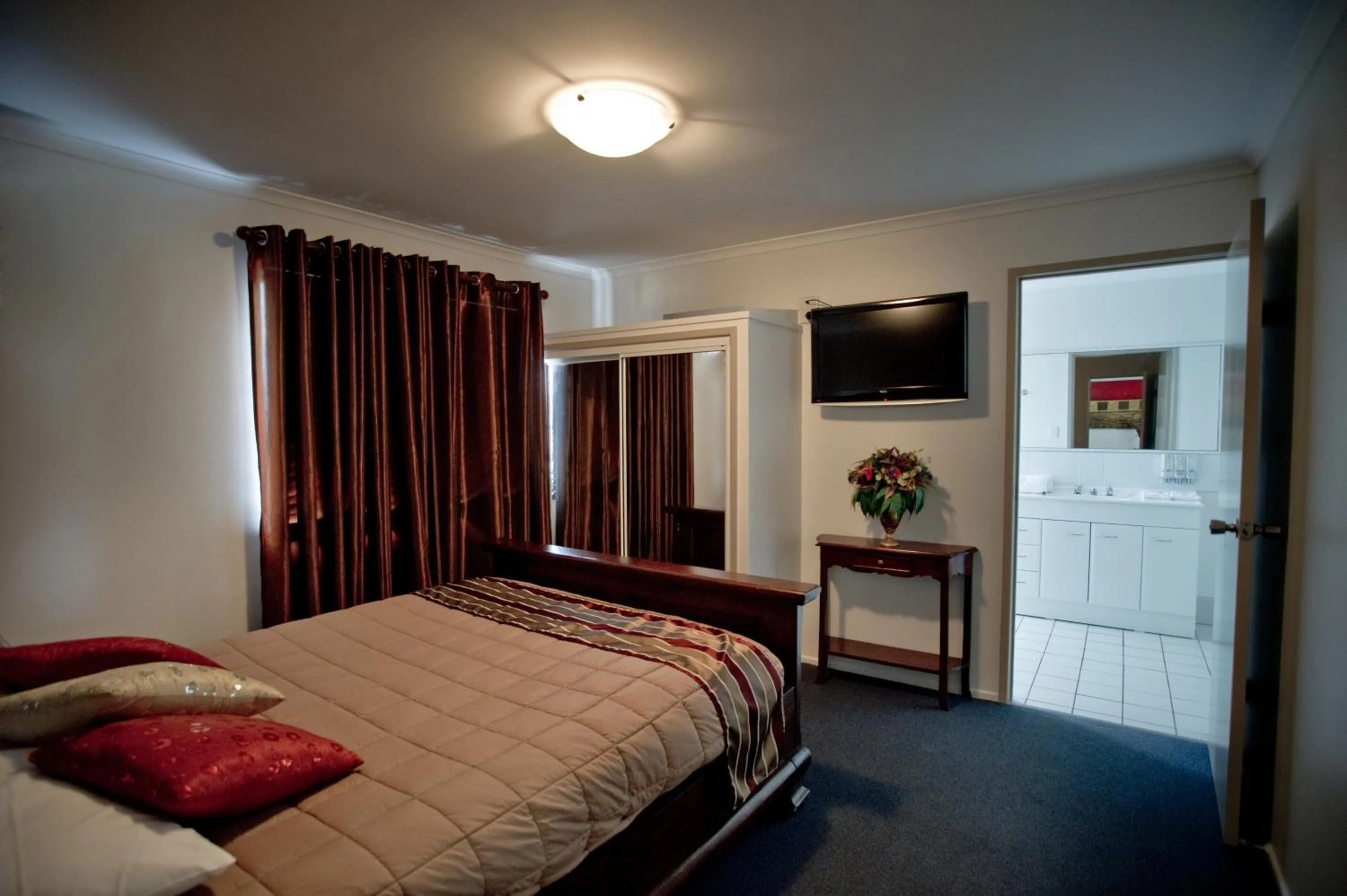 Photo of the whole room, Bed in Centrepoint Motor Inn