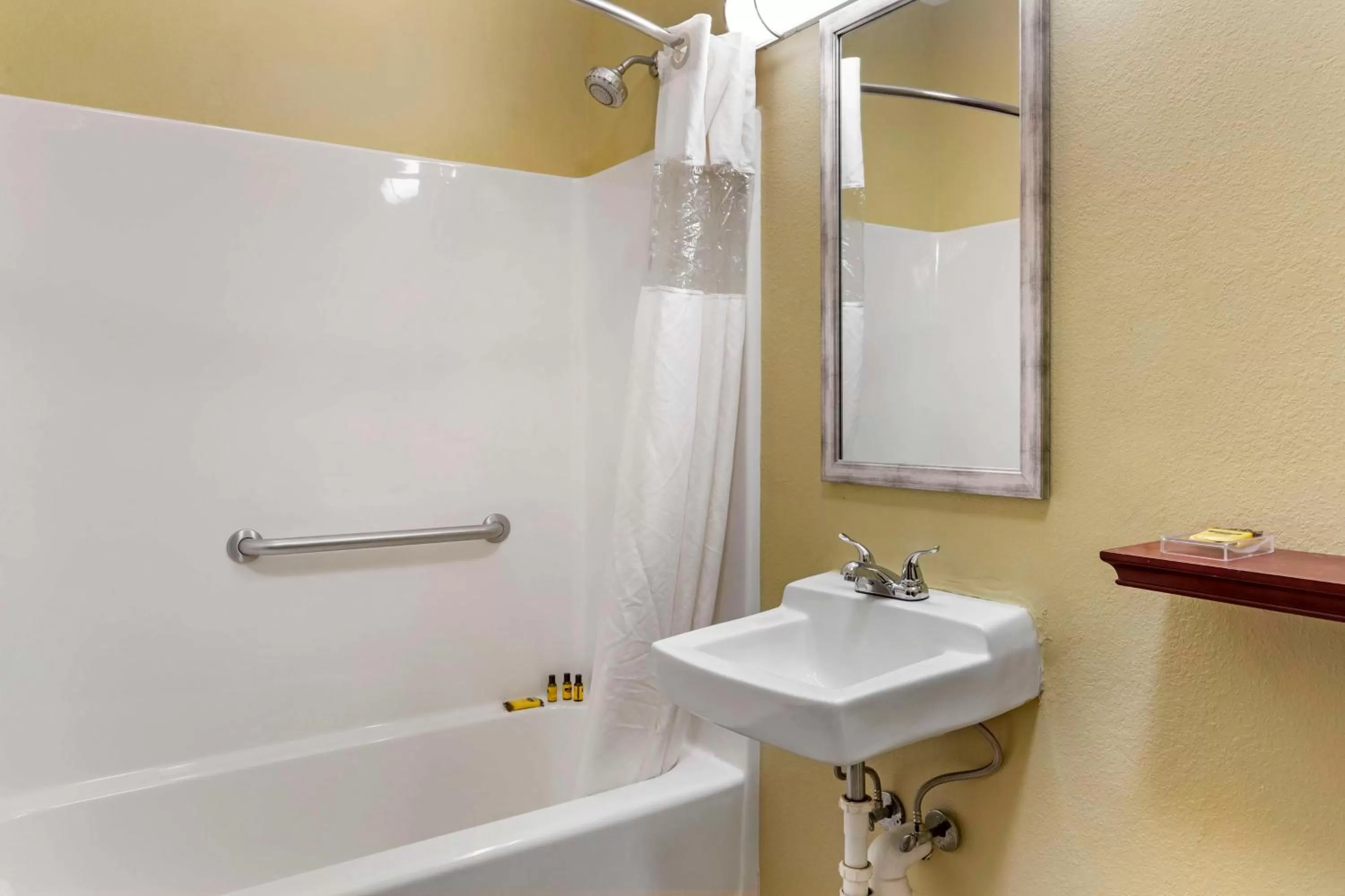 Bathtub | Accessible - 1 full size bed in Spark By Hilton Wilmington Carolina Beach Rd