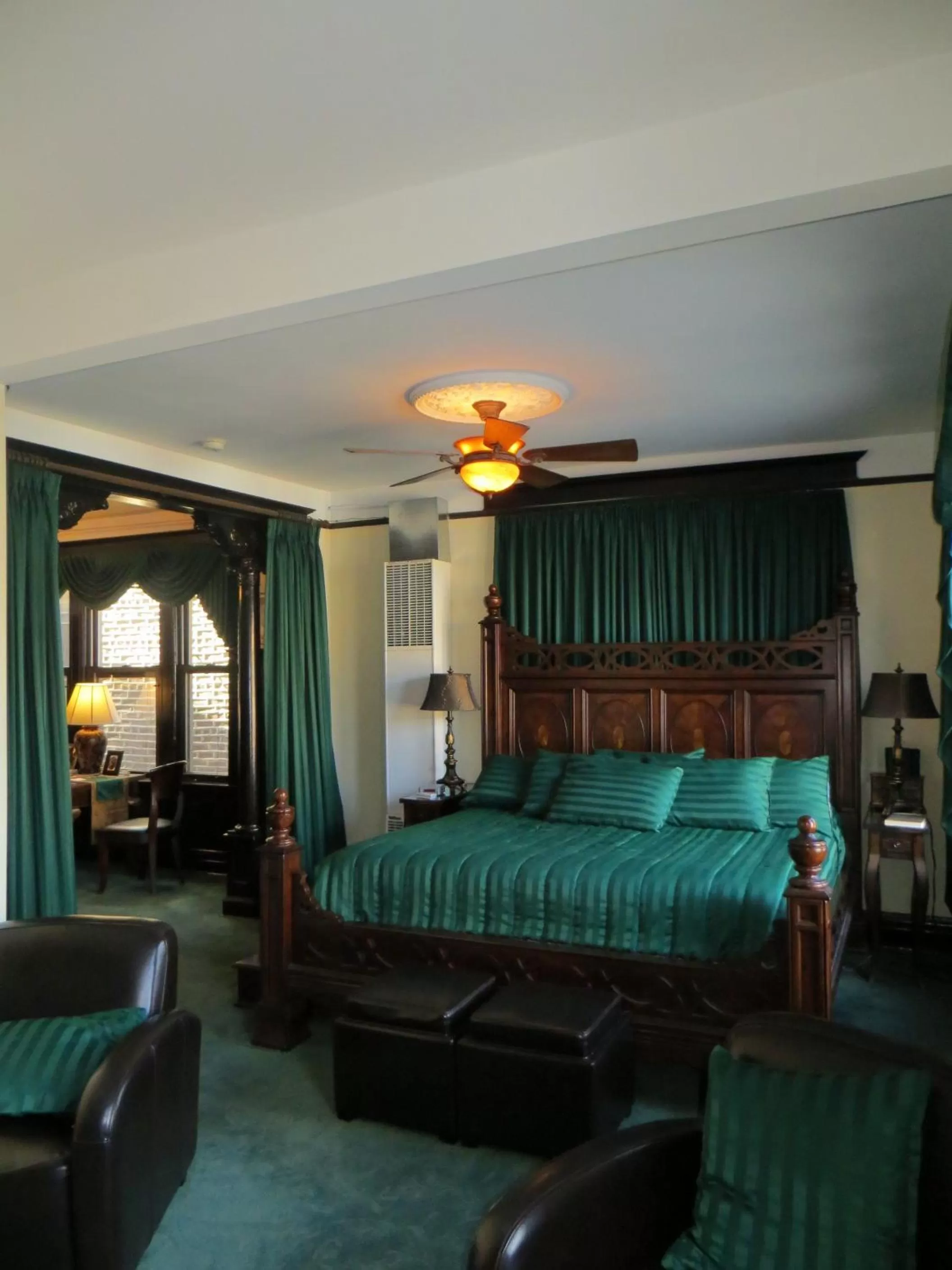 Seating Area in The Polo Inn Bridgeport U.S.A.