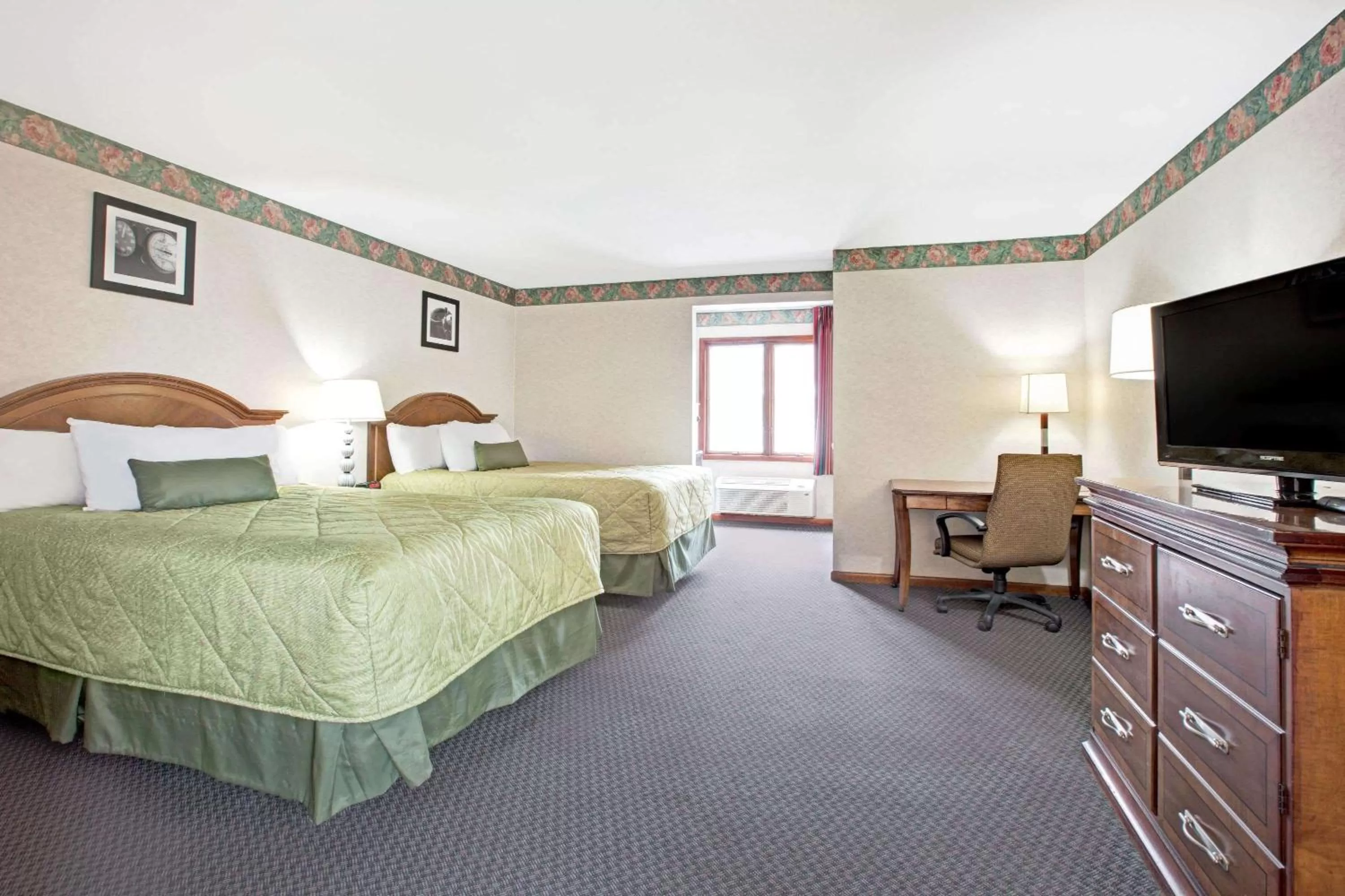 Bedroom, Bed in Ramada by Wyndham Flemington