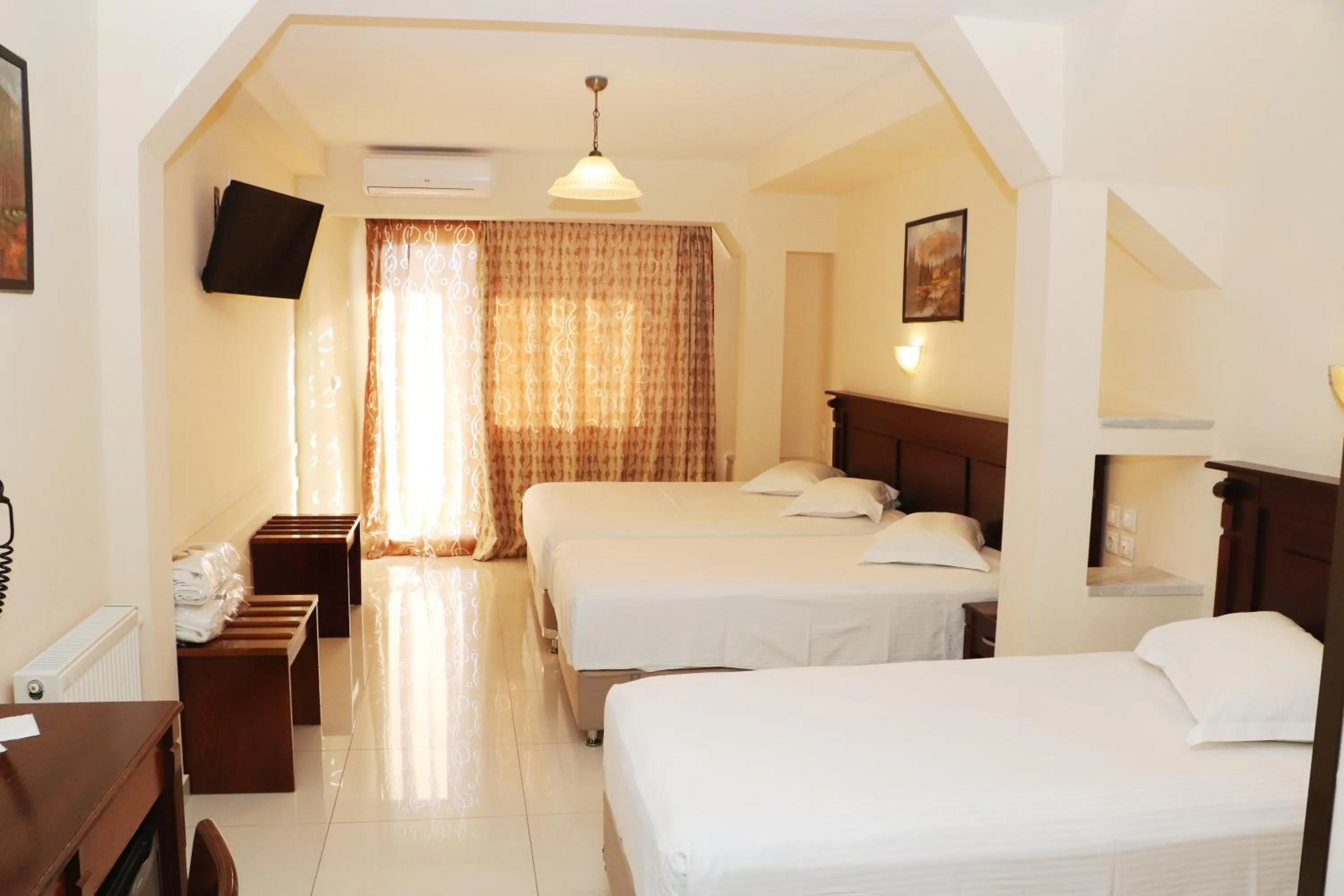 Bed in Hotel Kosta Famissi