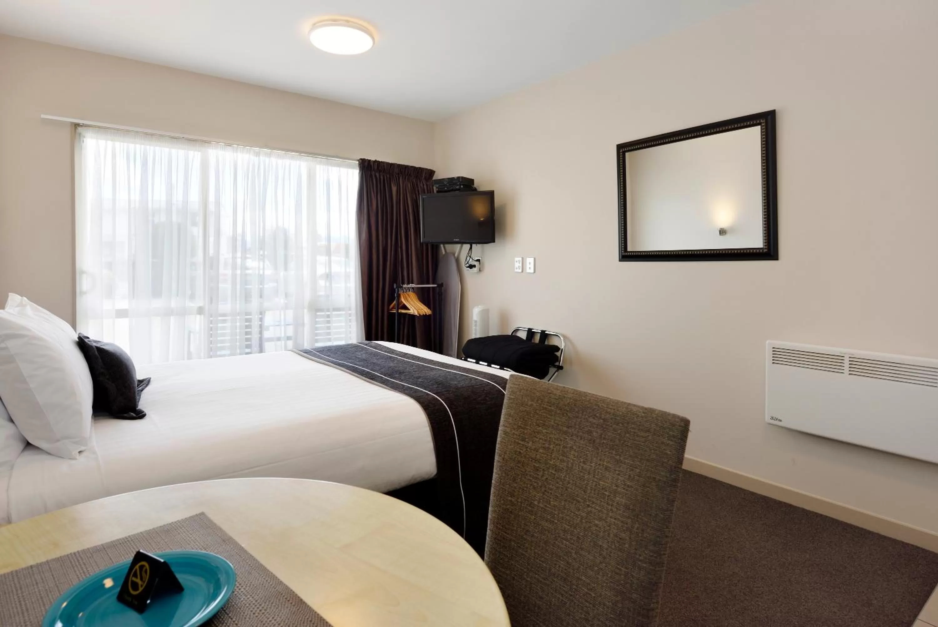 Photo of the whole room, Bed in 171 On High Motel