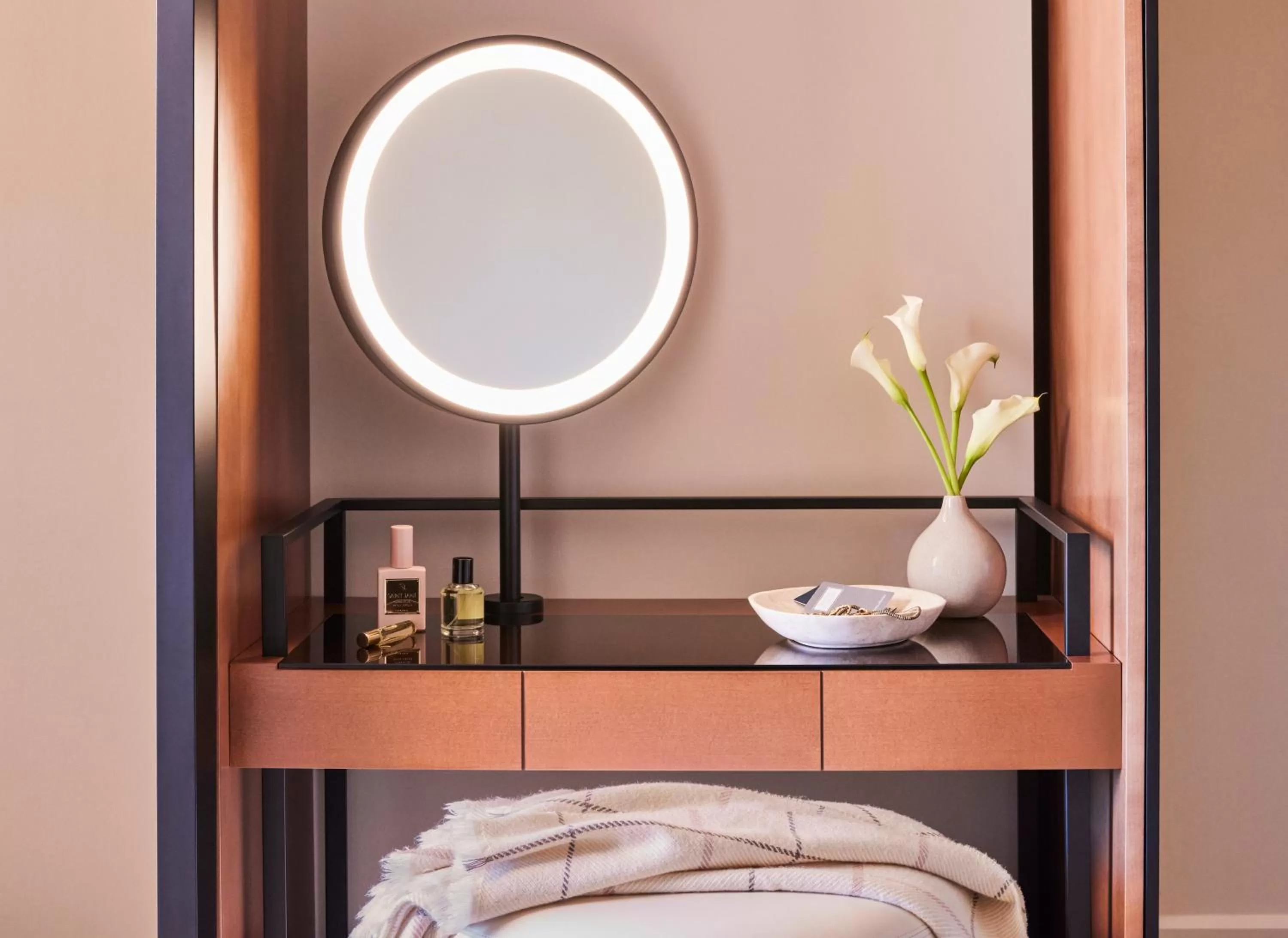 Bedroom, Bed in Omni Boston Hotel at the Seaport