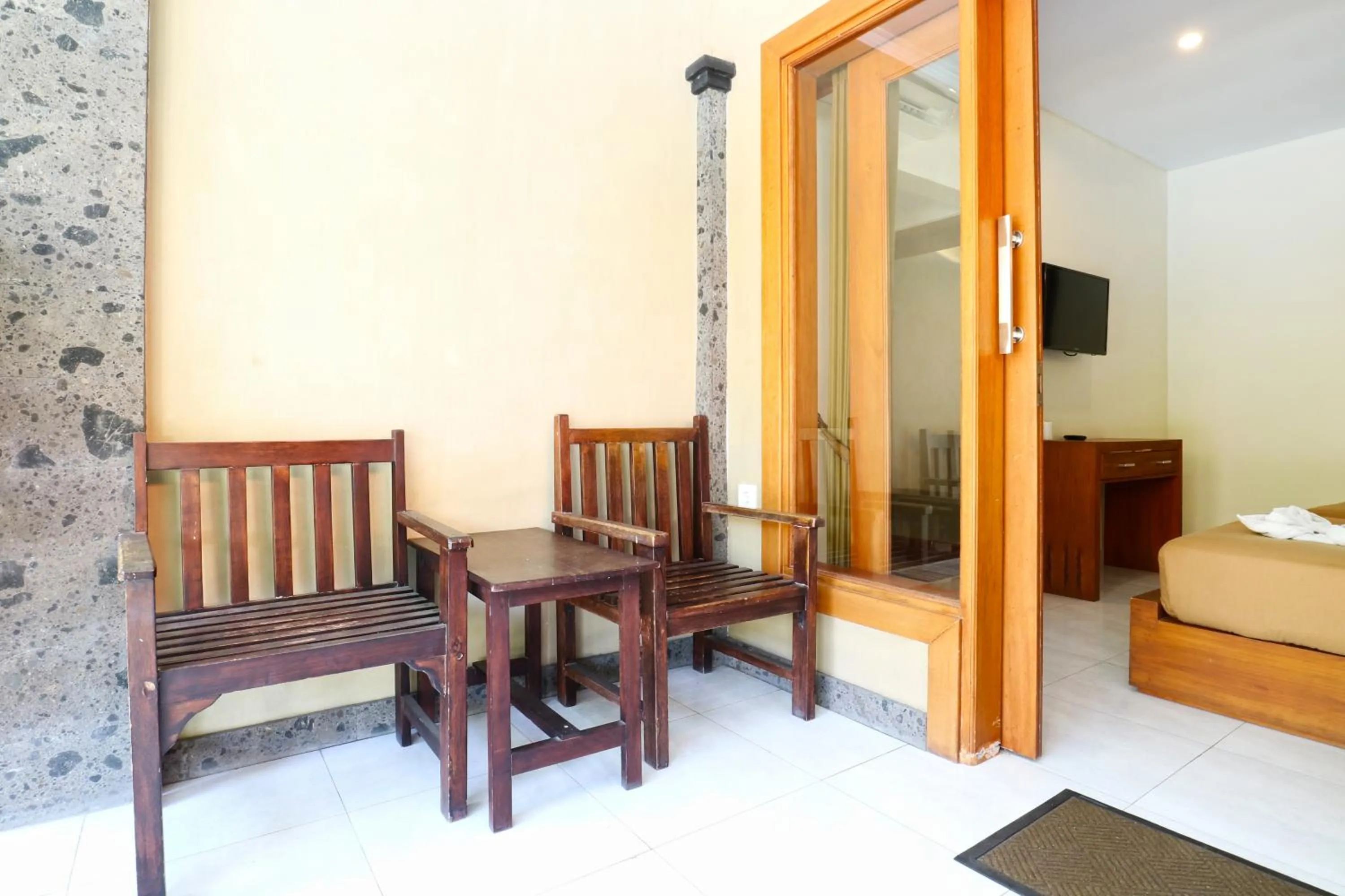 Balcony/Terrace, Bed in Gora Beach Inn