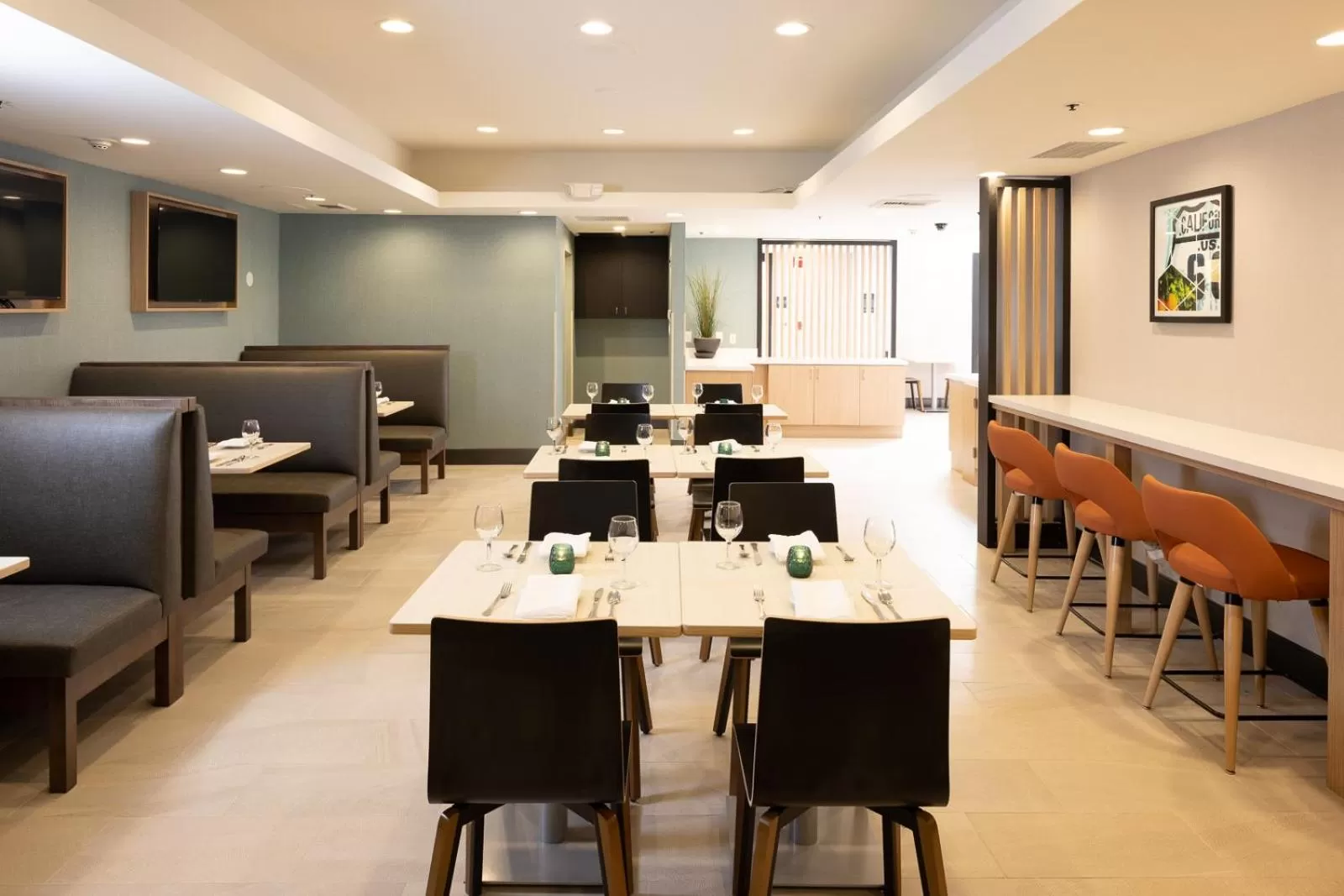 Restaurant/places to eat in Holiday Inn Santa Ana-Orange County Airport by IHG