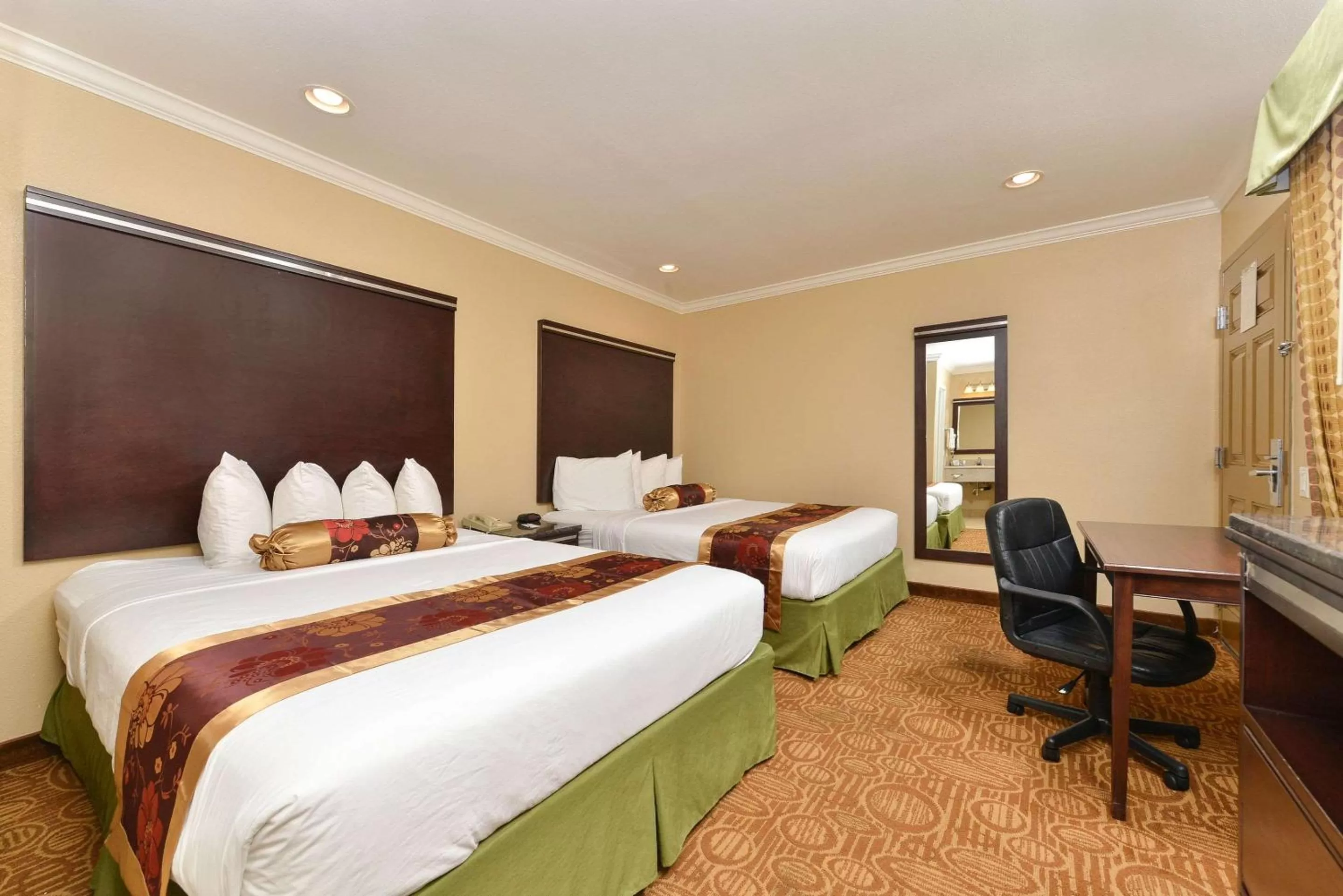 Photo of the whole room, Bed in Rodeway Inn San Diego Near SDSU