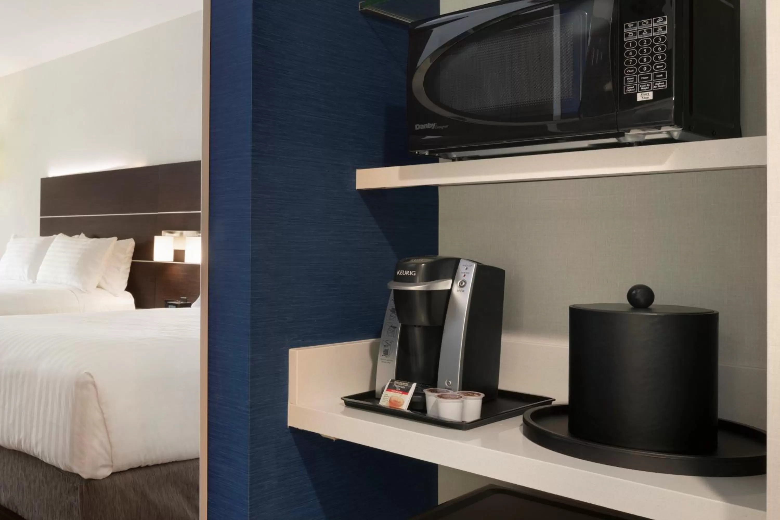 Coffee/tea facilities, Bed in Holiday Inn Express Atlanta SW - Newnan by IHG
