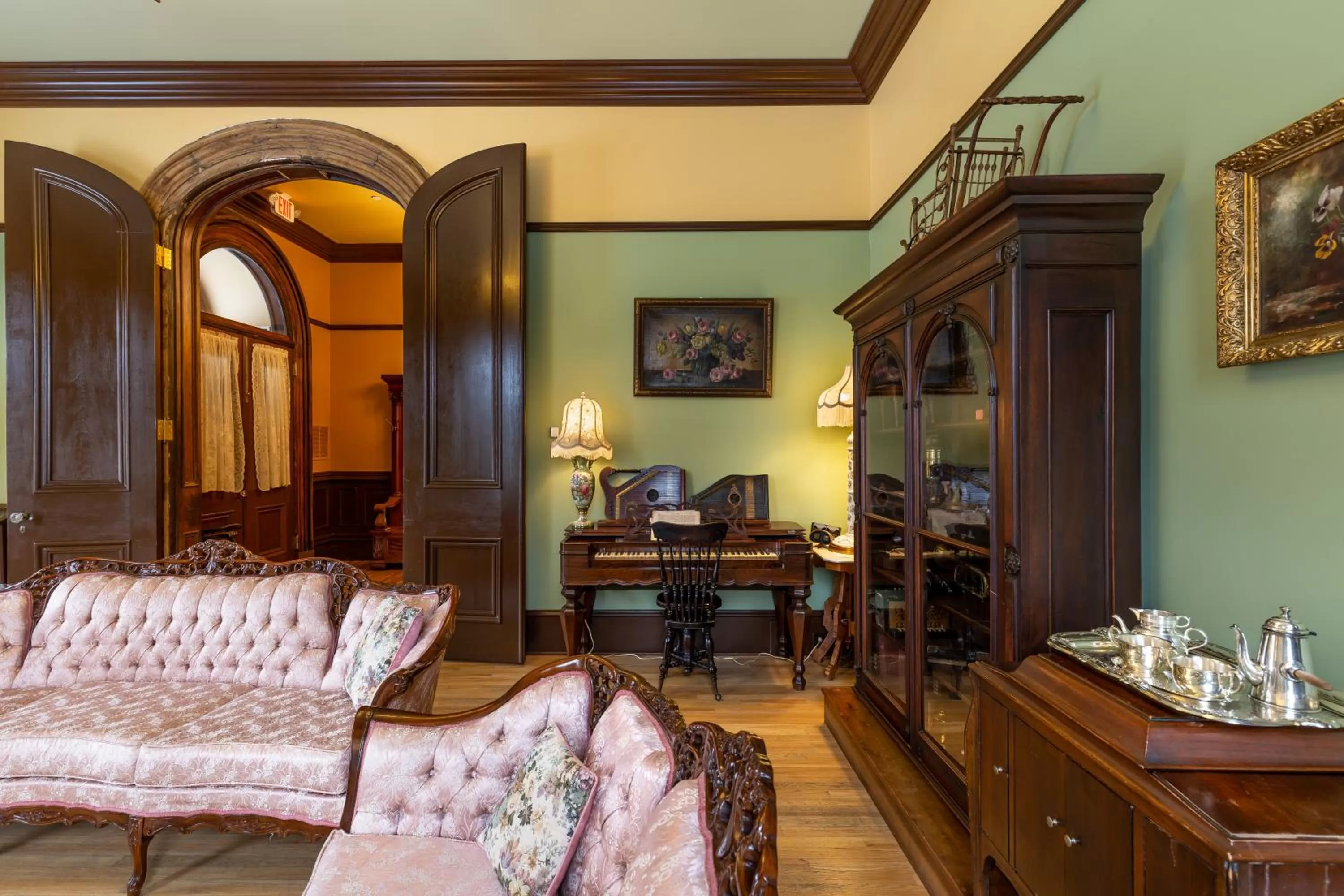 Living room in Steele Mansion Inn & Gathering Hub