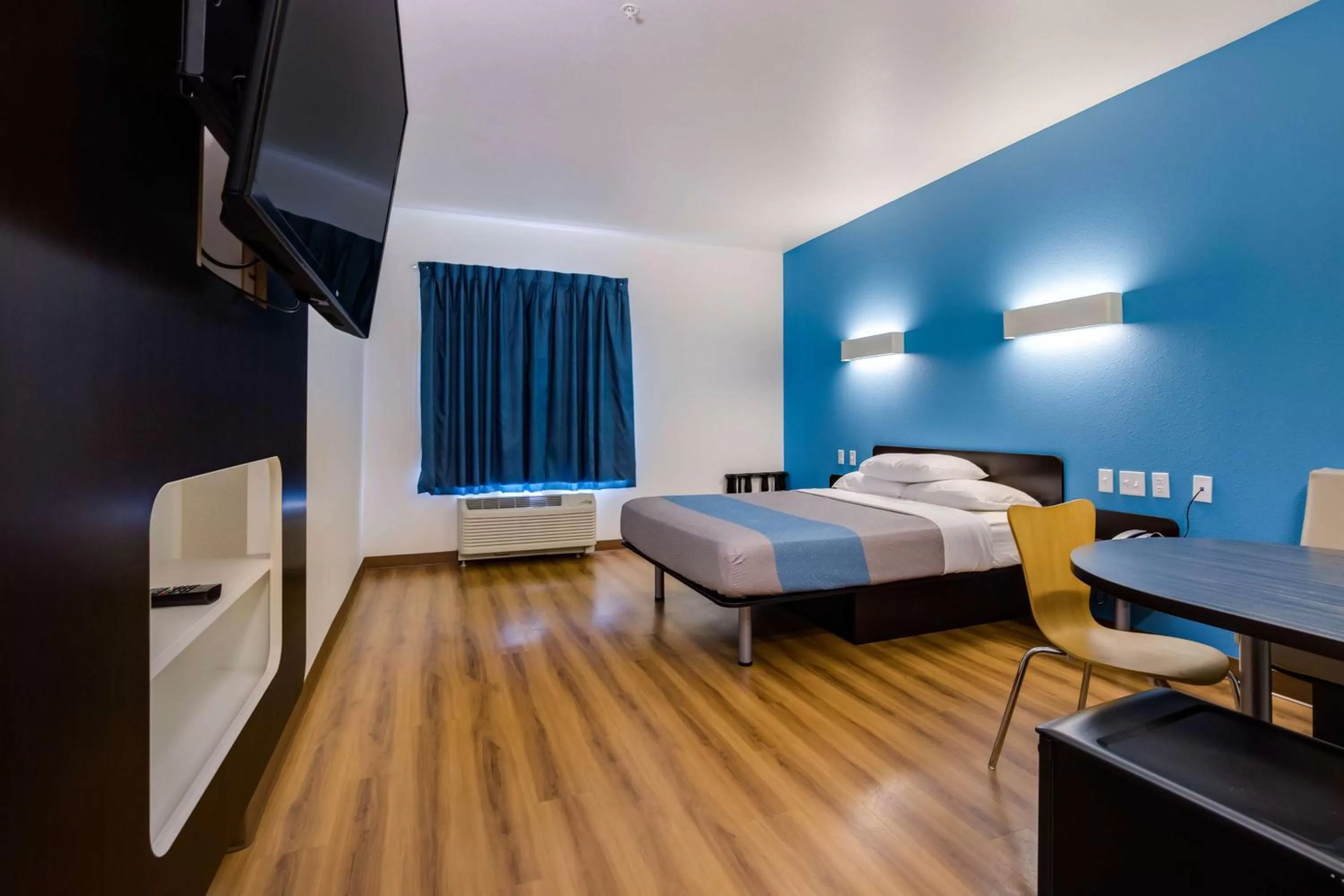 Photo of the whole room, Bed in Motel 6 Poplar Bluff, MO