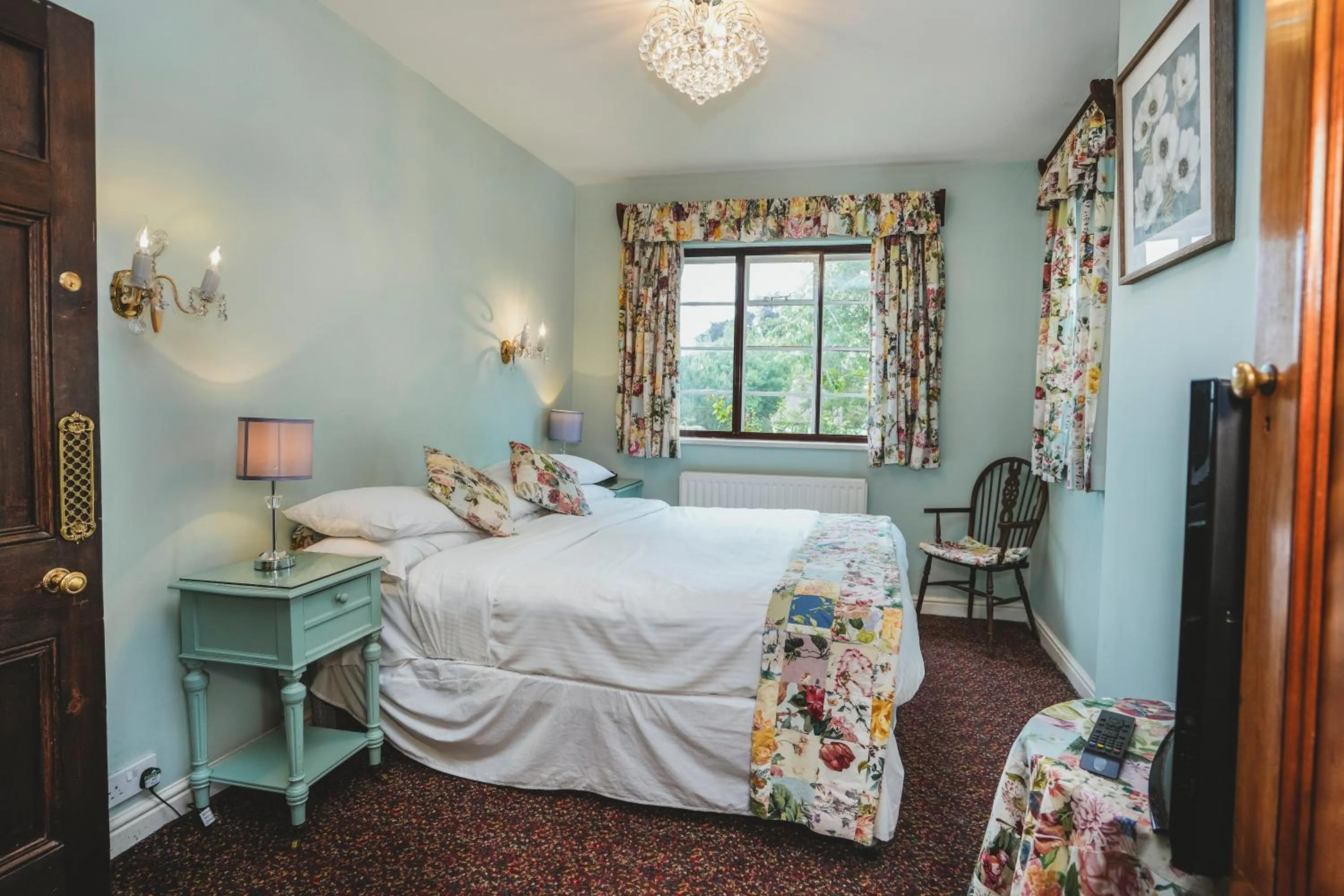 Bed in Hundred House Hotel