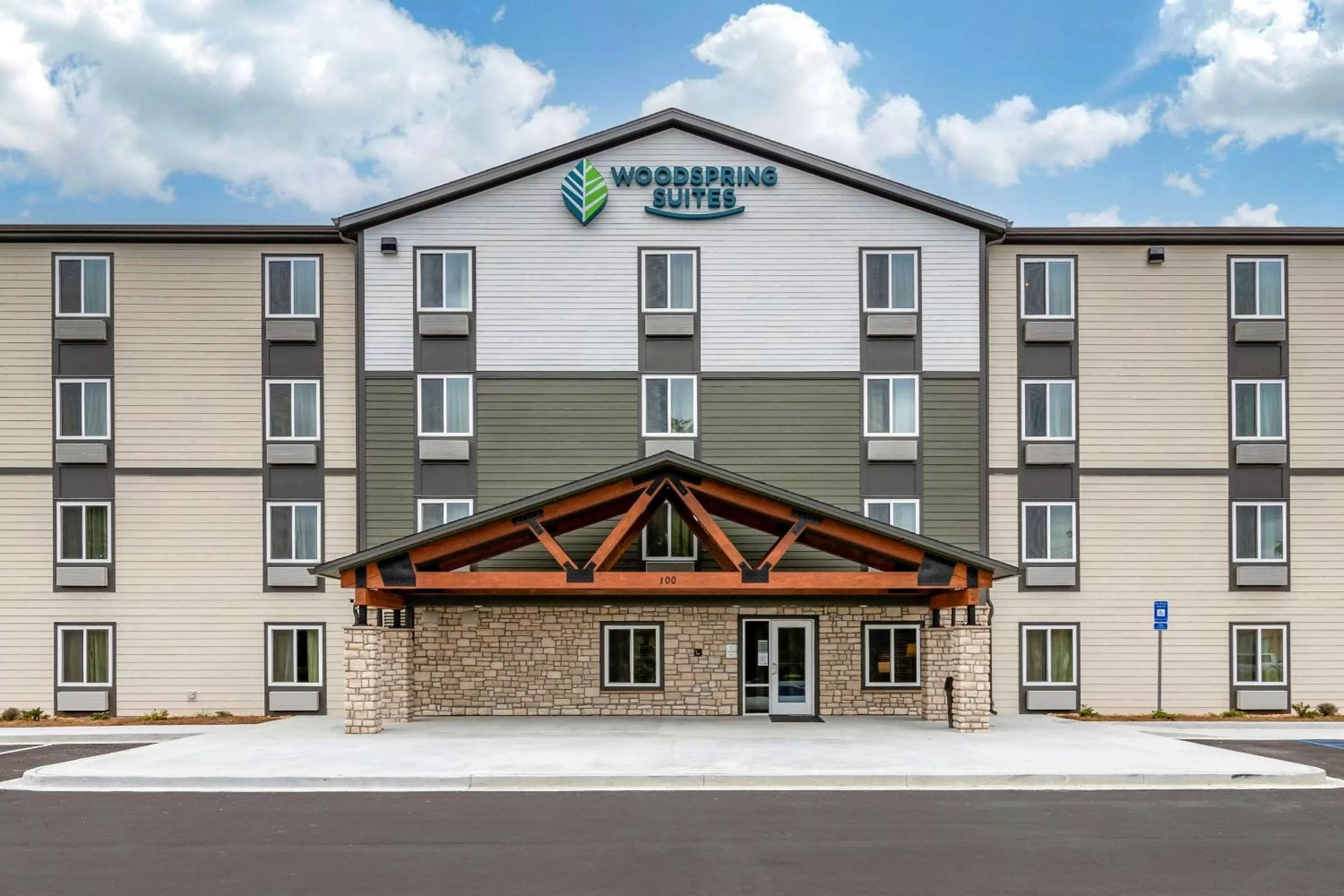 Property building in WoodSpring Suites Brunswick