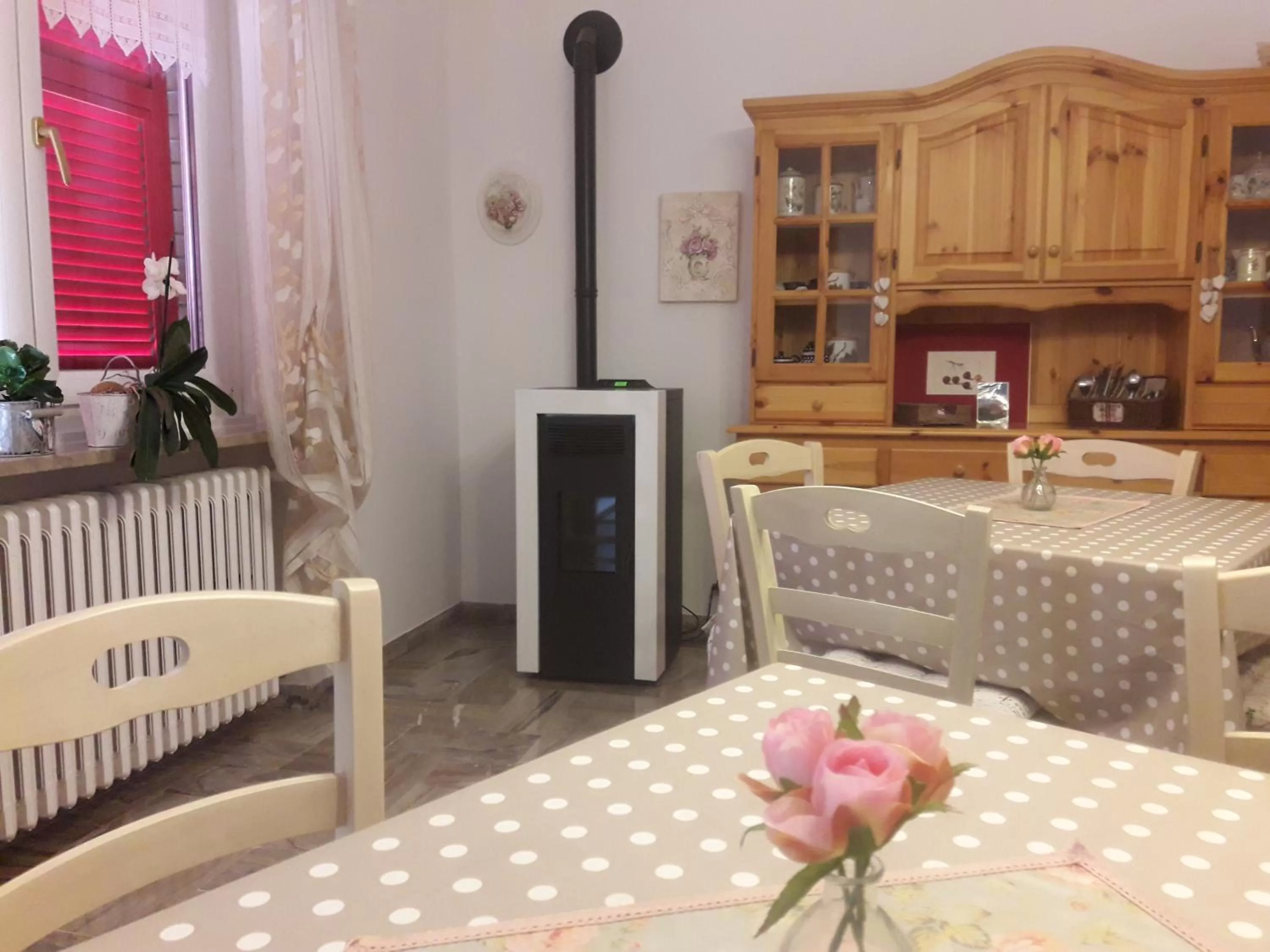 Communal lounge/ TV room, Kitchen/Kitchenette in B&BLa collina dei ciliegi