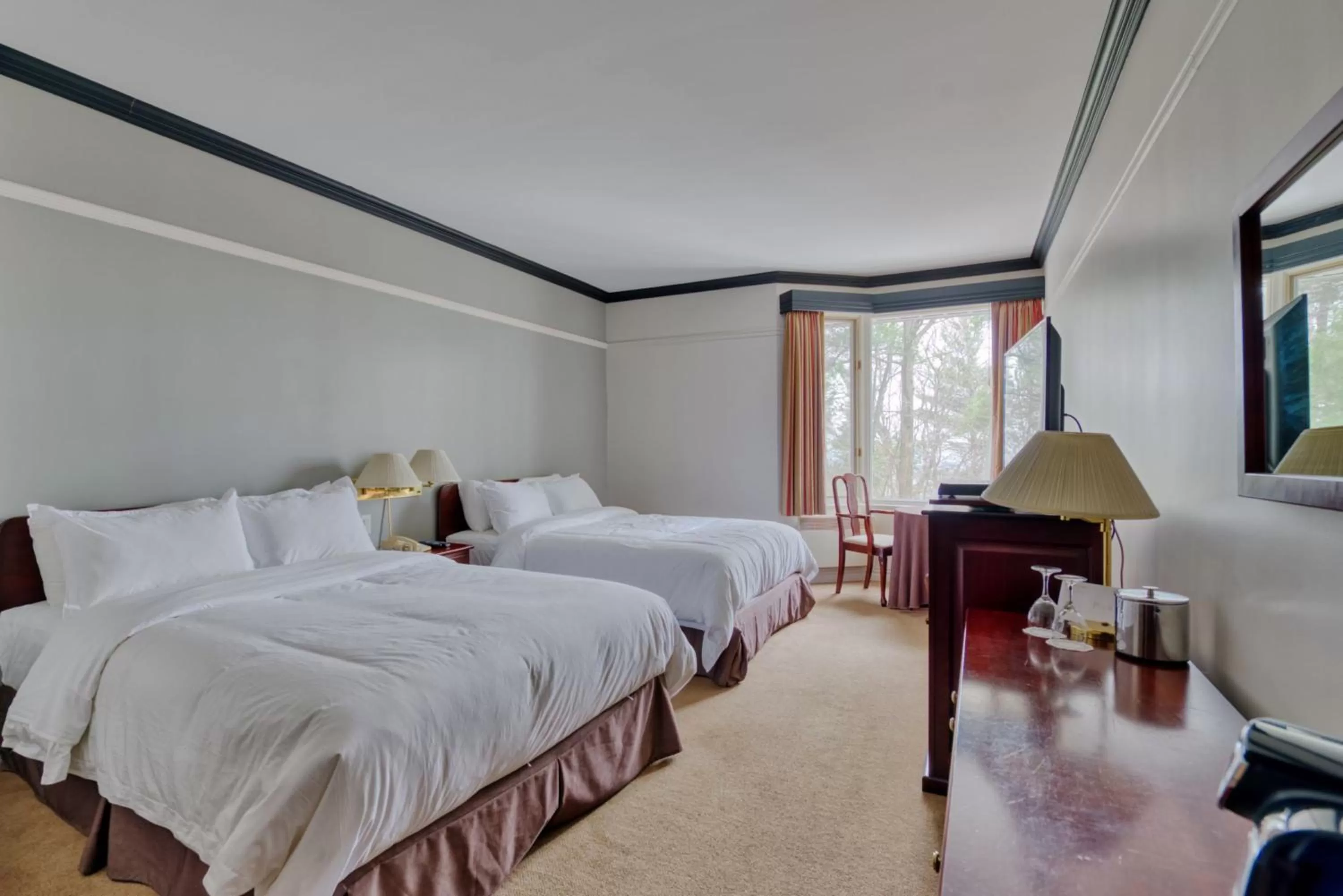 Queen Room with Two Queen Beds (4 Adults) in Auberge de la Montagne Coupée