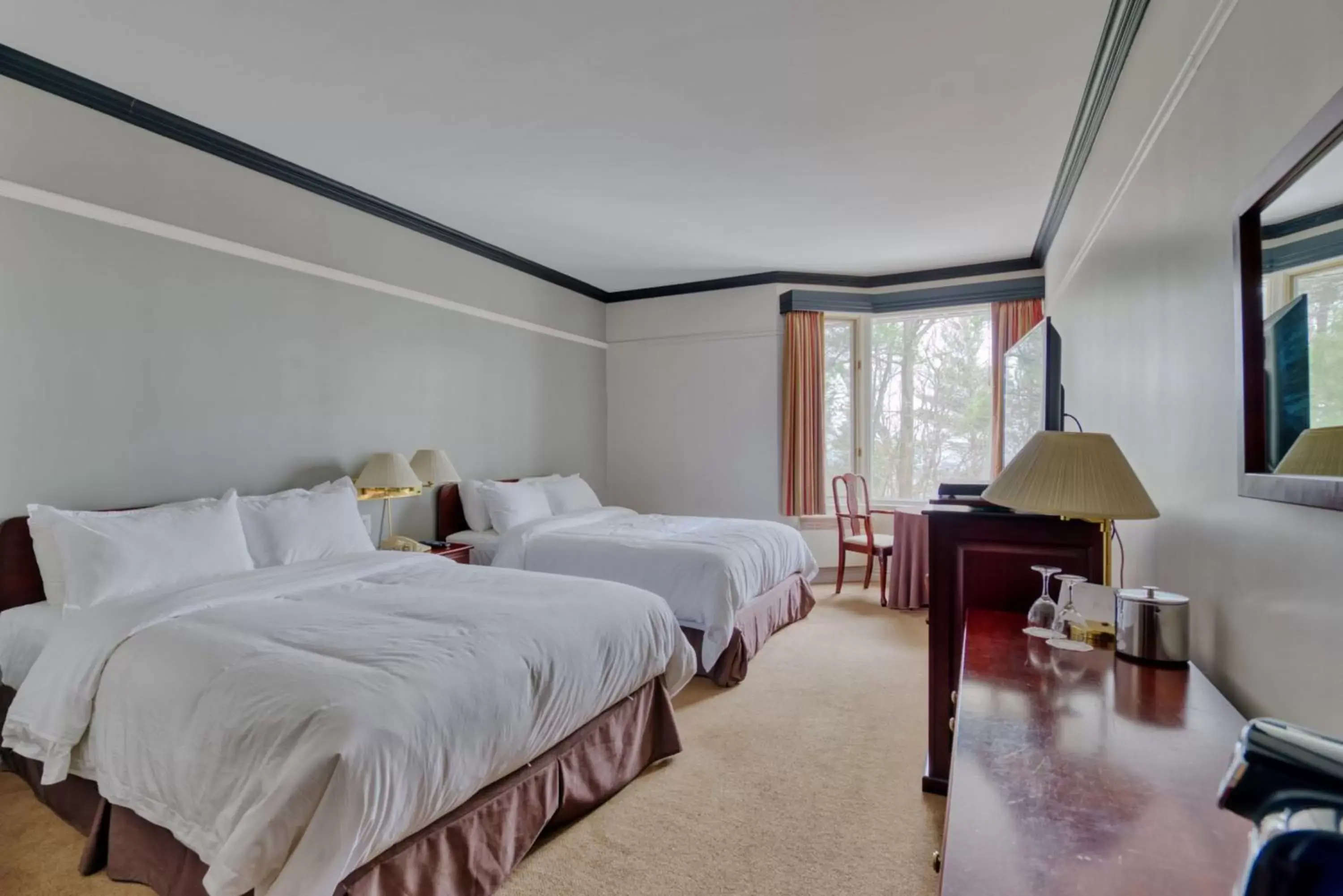 Queen Room with Two Queen Beds (4 Adults) in Auberge de la Montagne Coupée Queen Room with Two Queen Beds (4 Adults) in Auberge de la Montagne Coupée