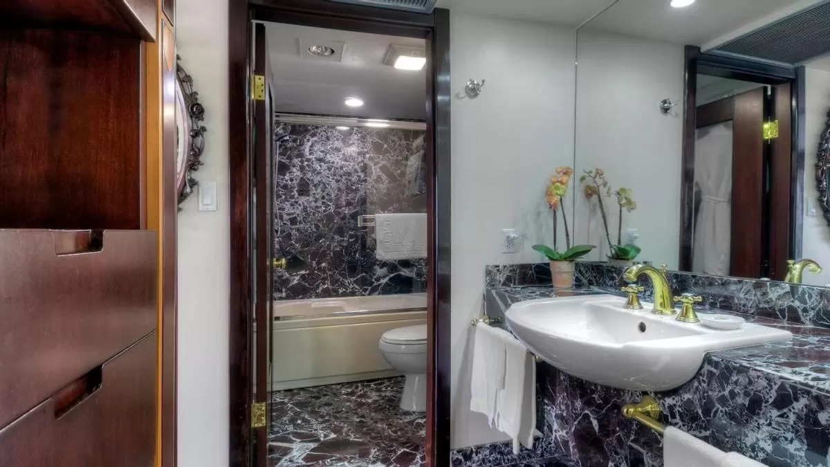 Bathroom in Dinah's Garden Hotel