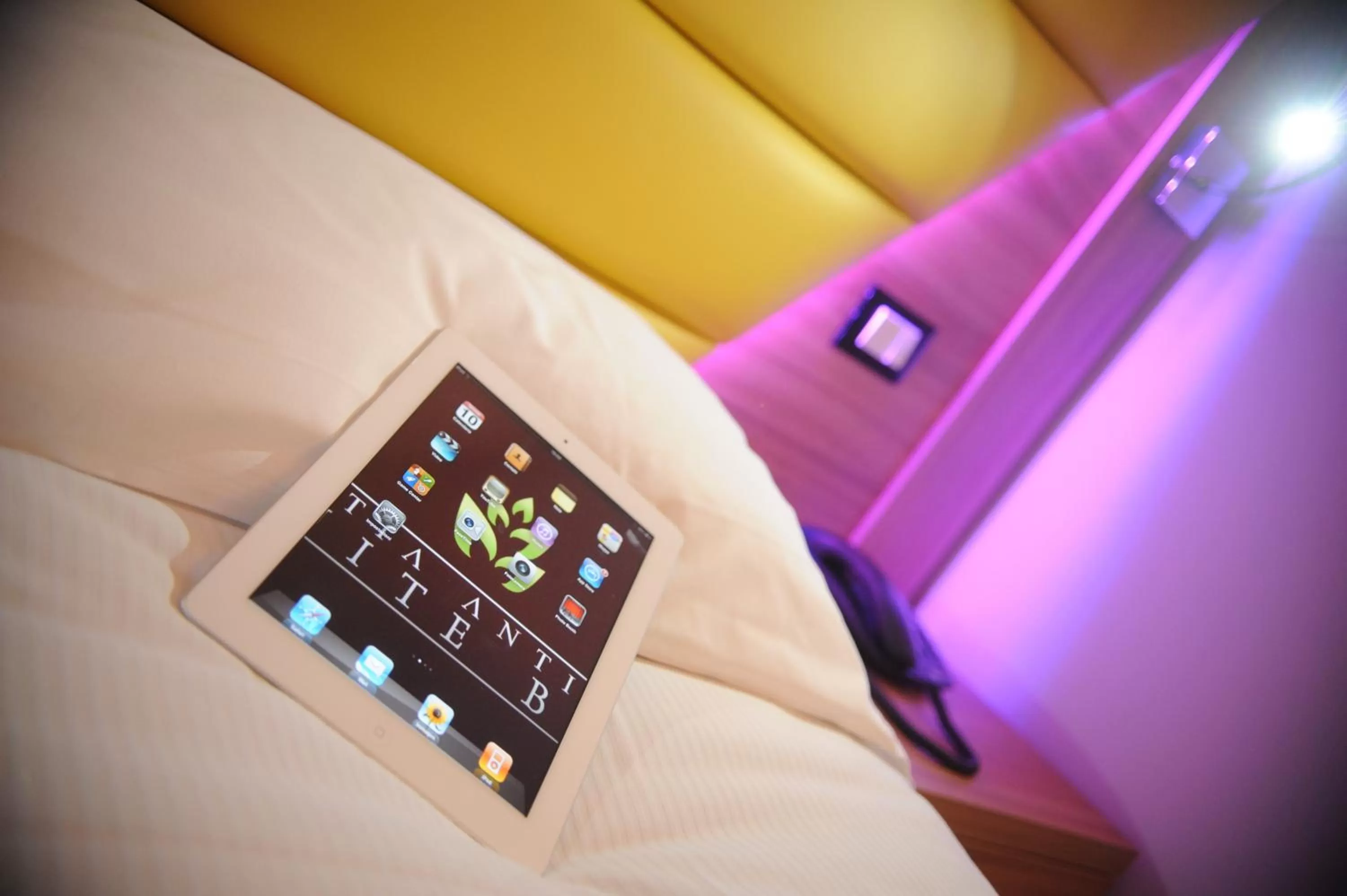 TV and multimedia, Bed in Ostia Antica Suite B&B