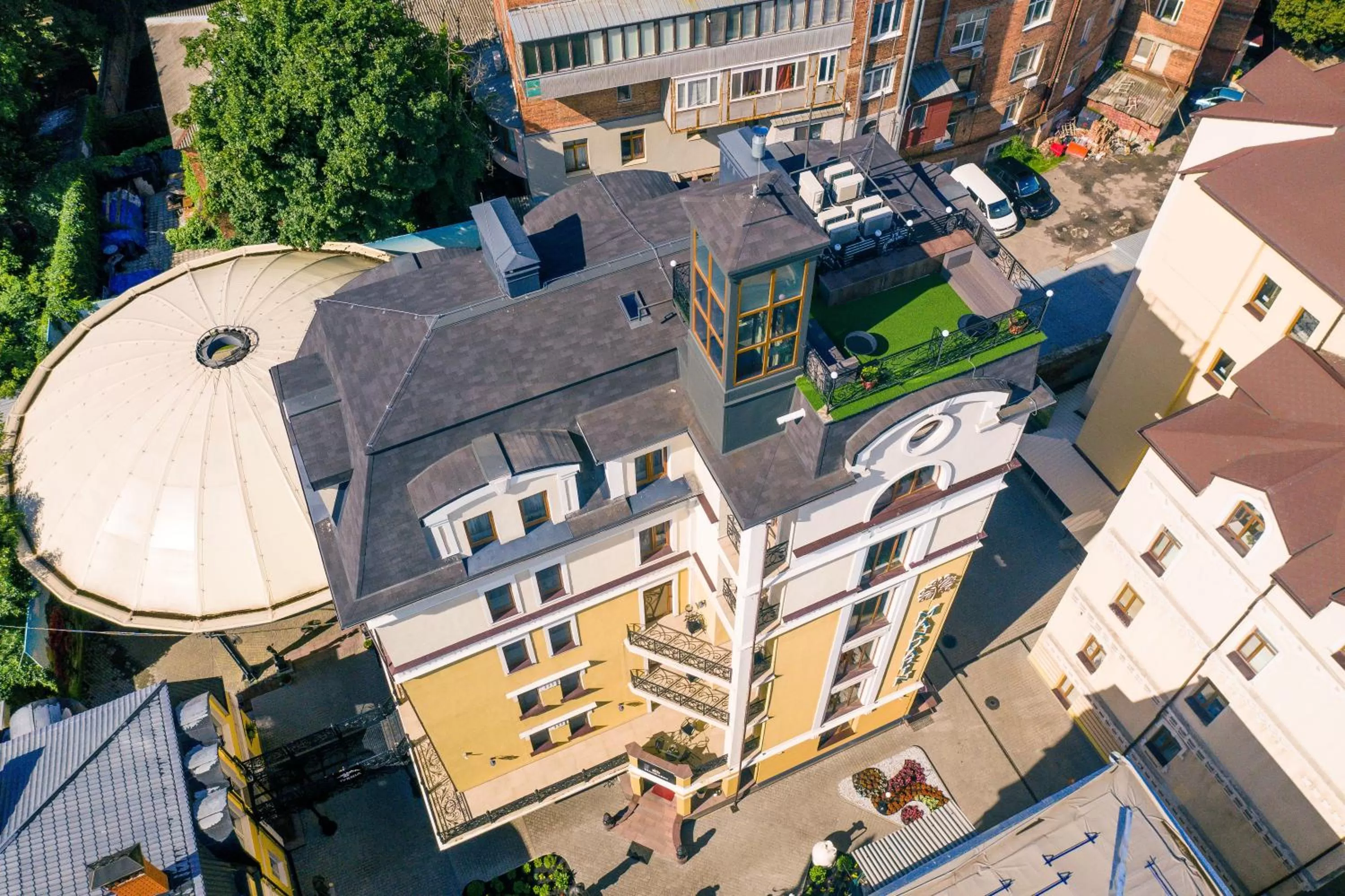 Property building in Hotel "Mandarin Clubhouse"