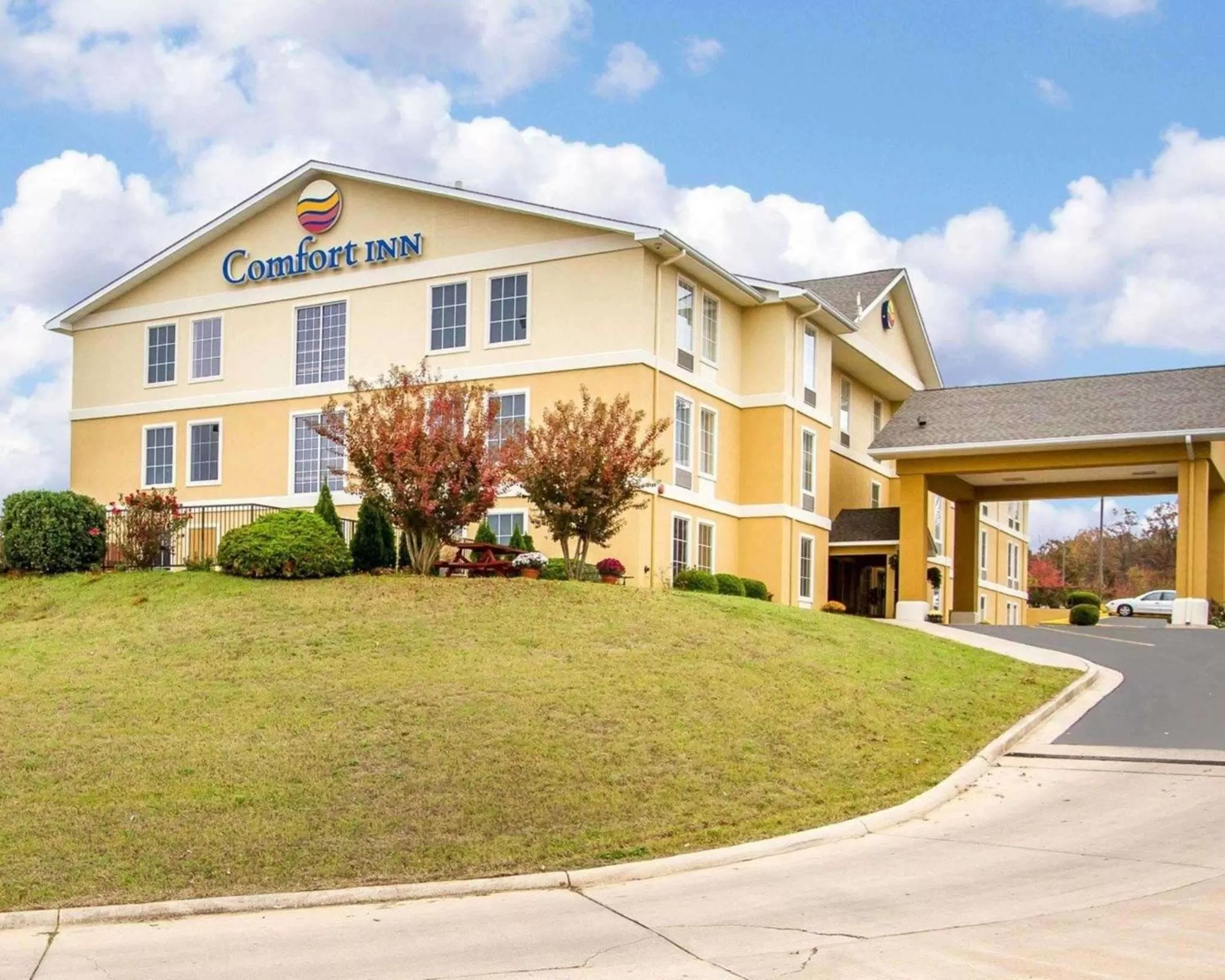Property building in Comfort Inn Poplar Bluff North