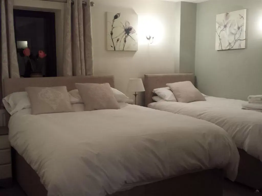 Triple Room with Shower in Old Street B&B Triple Room with Shower in Old Street B&B