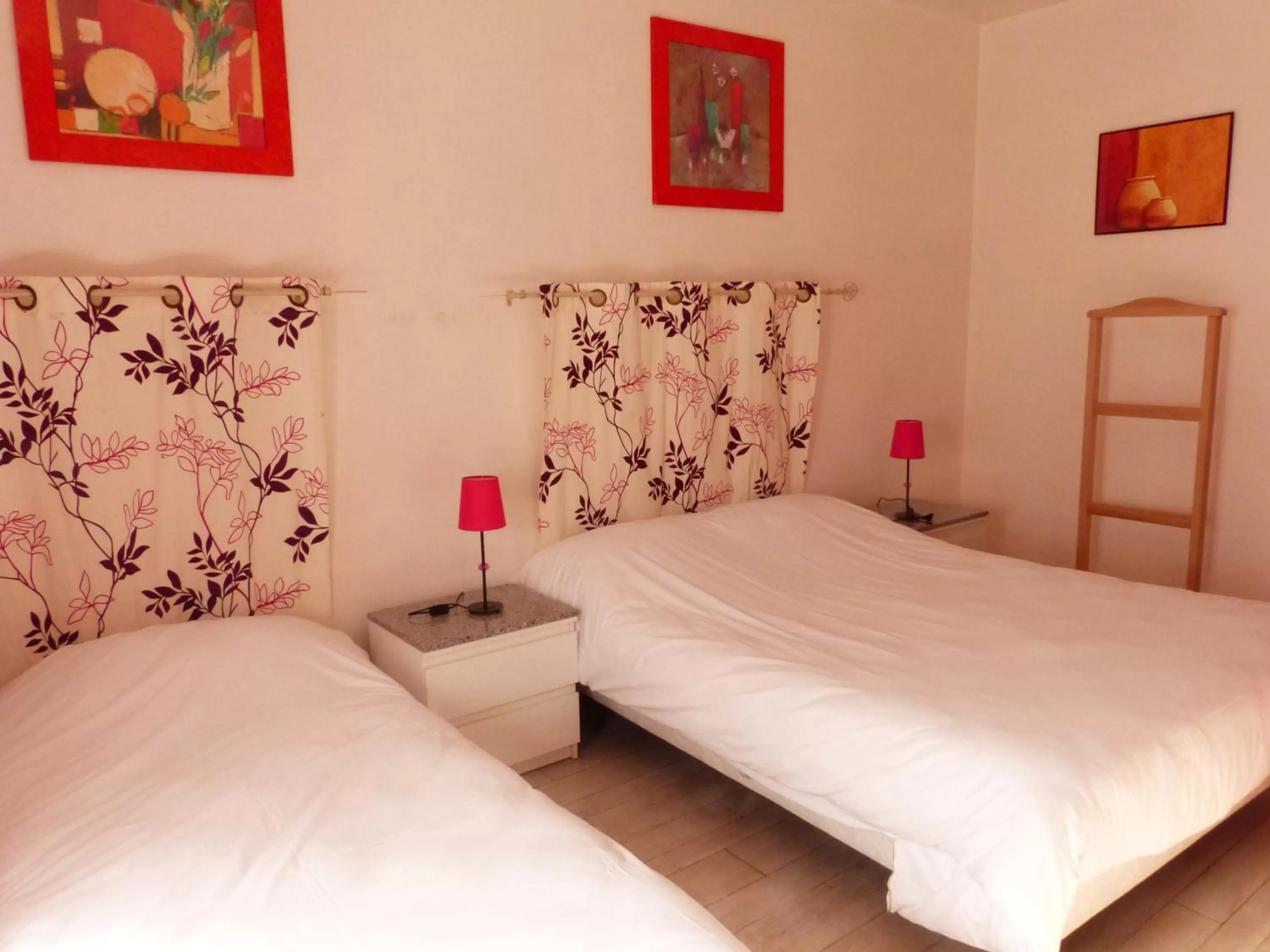 Bed in Logis Hôtel Au Croissant