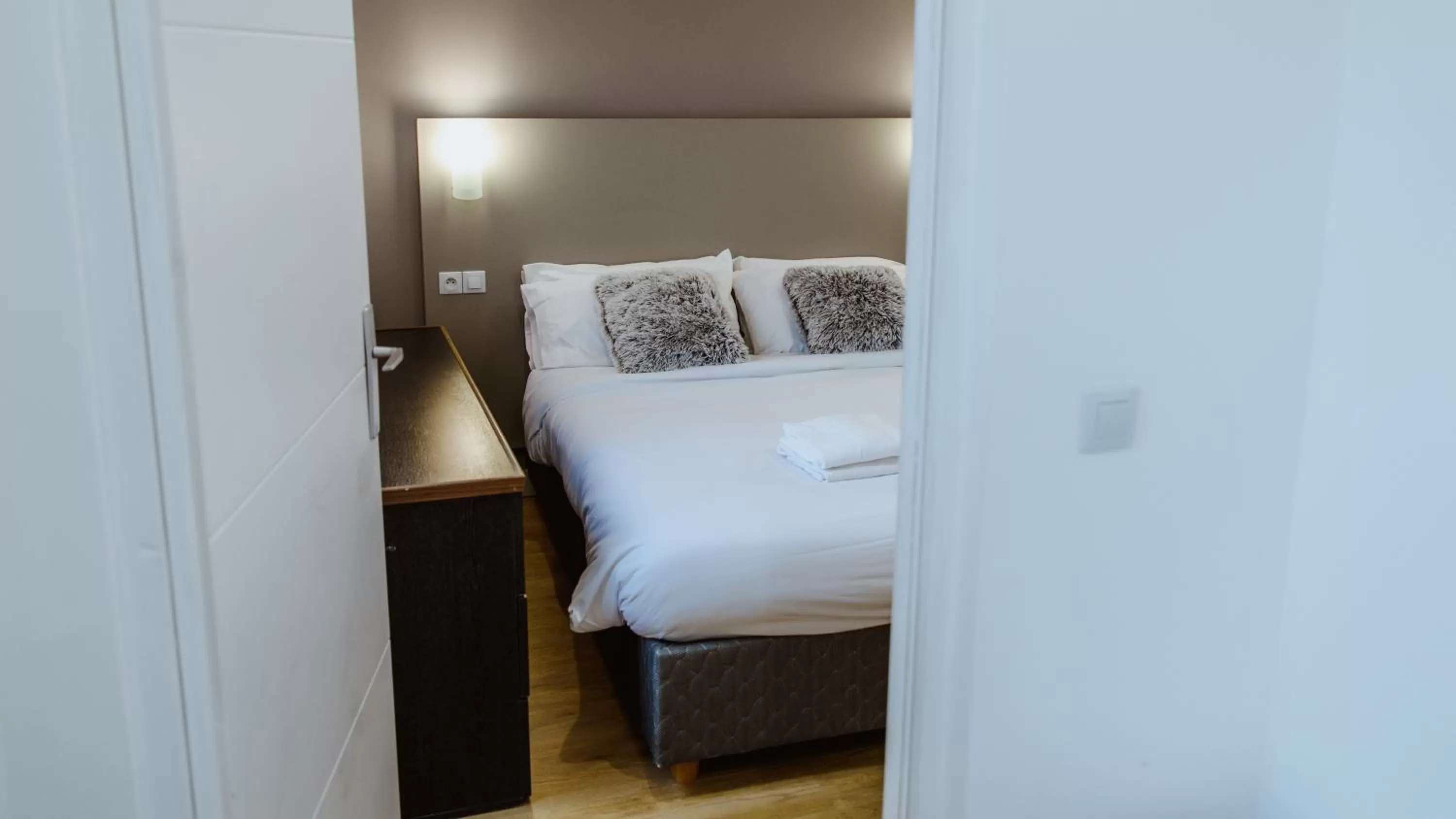 Bed in Hôtel des Arcades