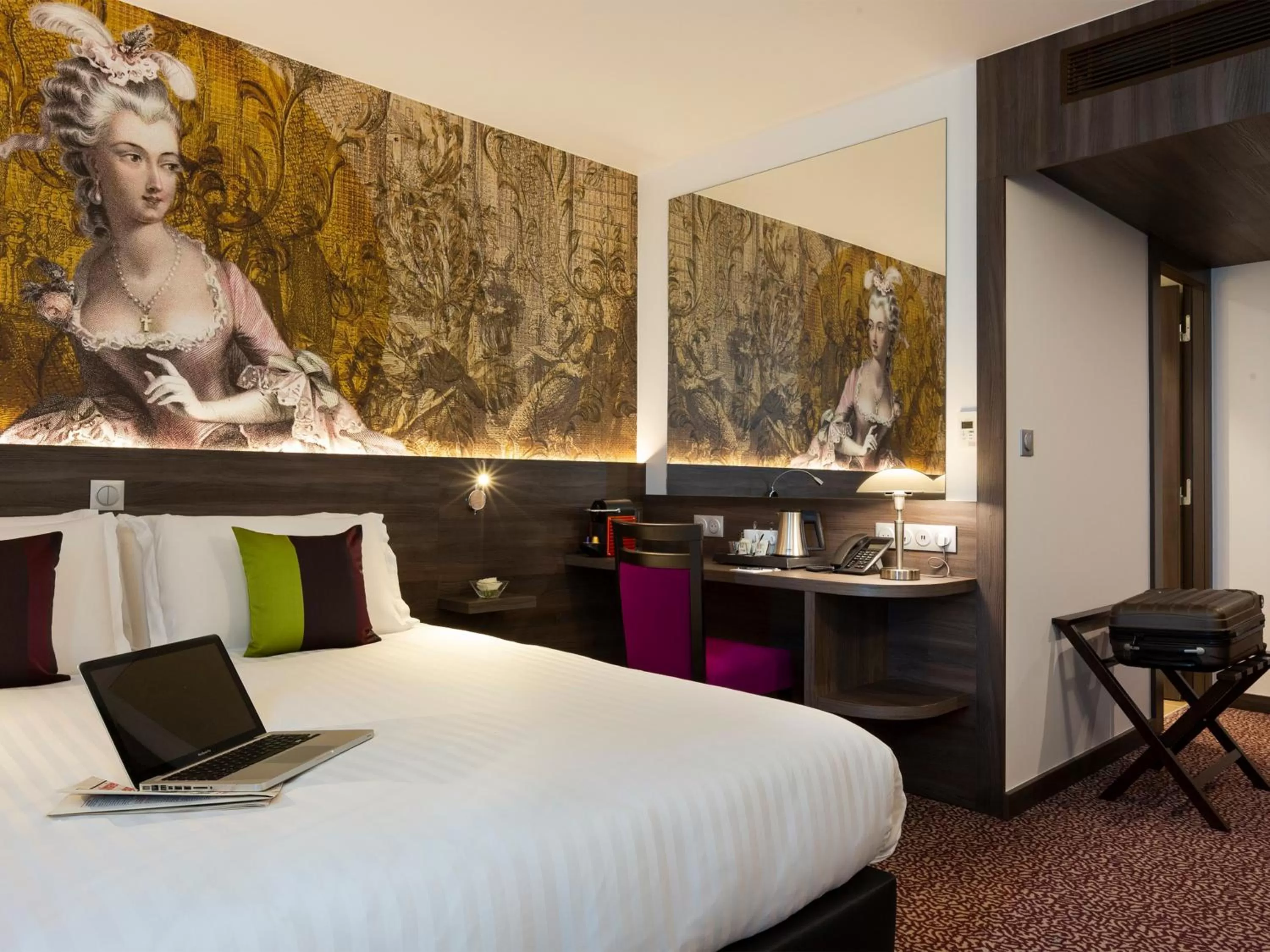 Bed in Hôtel Roi Soleil Prestige Plaisir - St Quentin