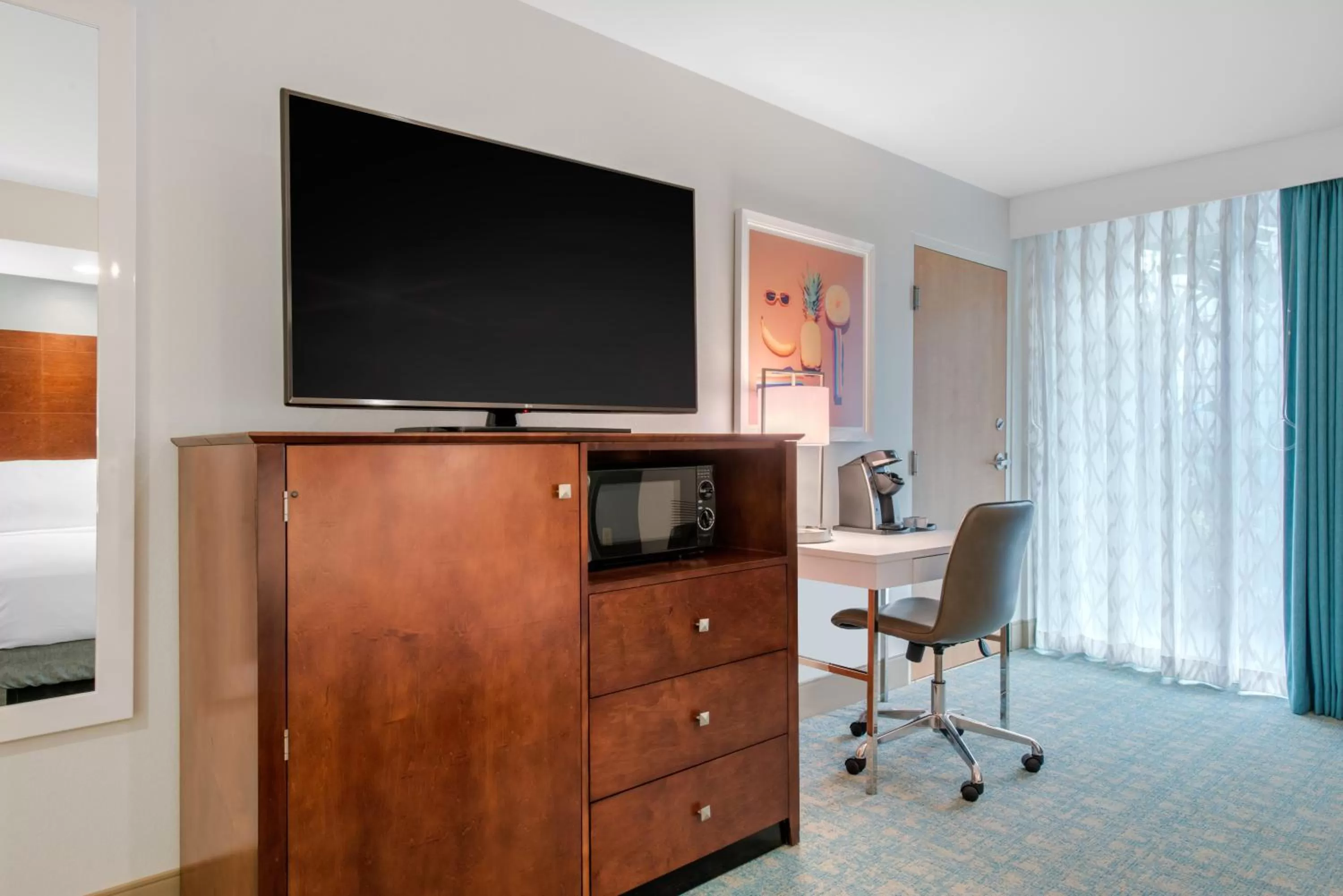 TV and multimedia in Holiday Inn Orlando – Disney Springs® Area by IHG