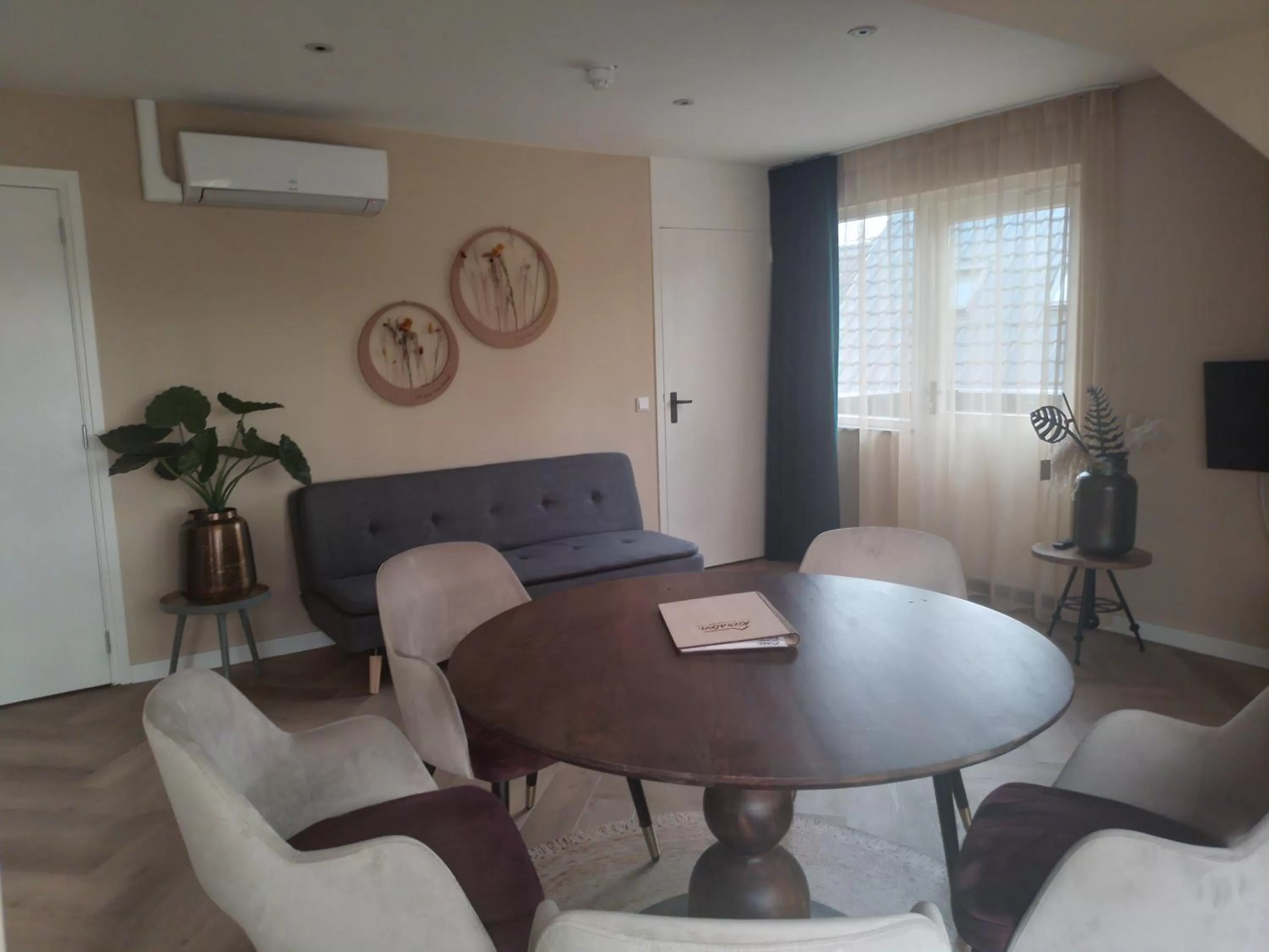 Communal lounge/ TV room in Hotel Karsten