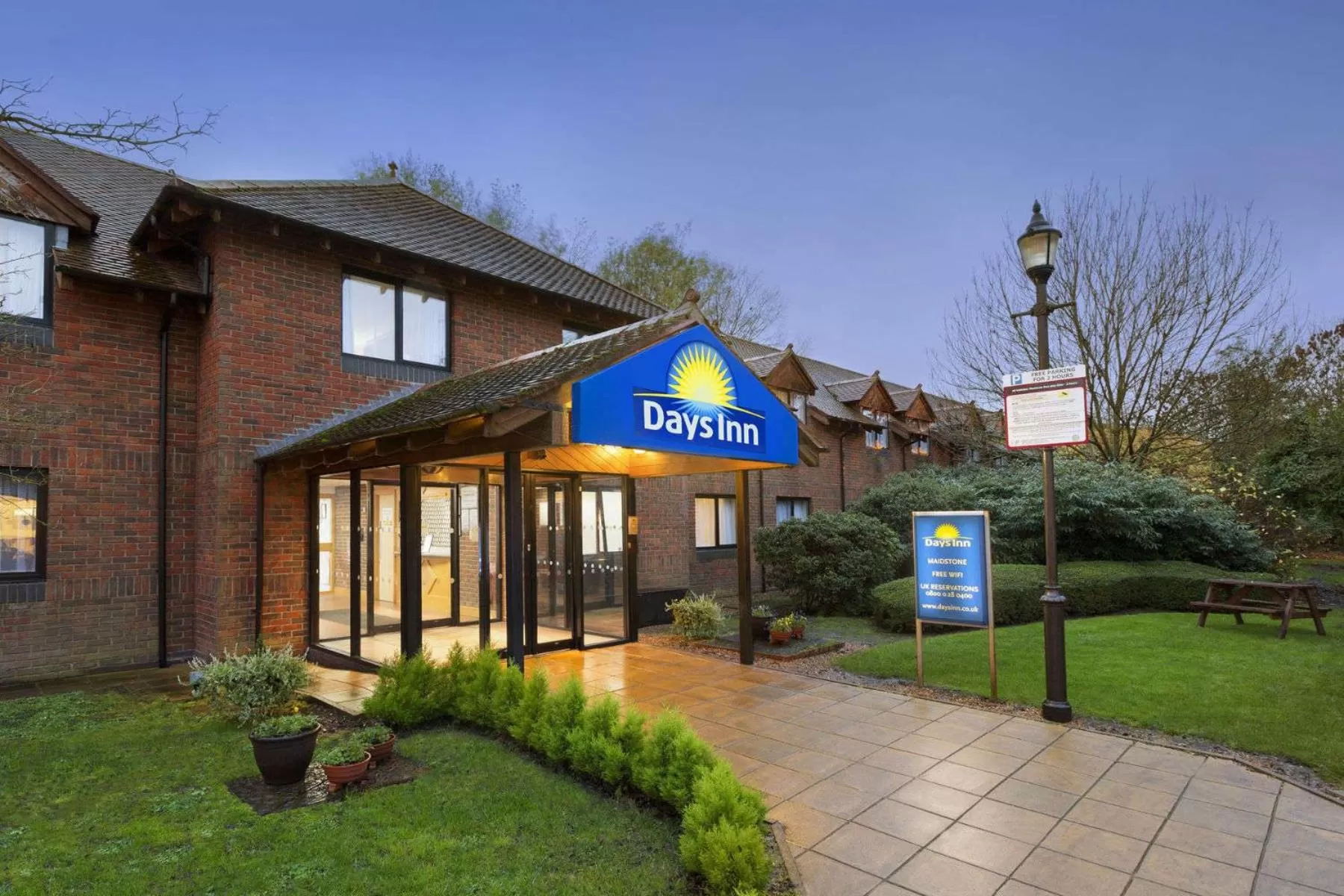 Facade/entrance in Days Inn Maidstone