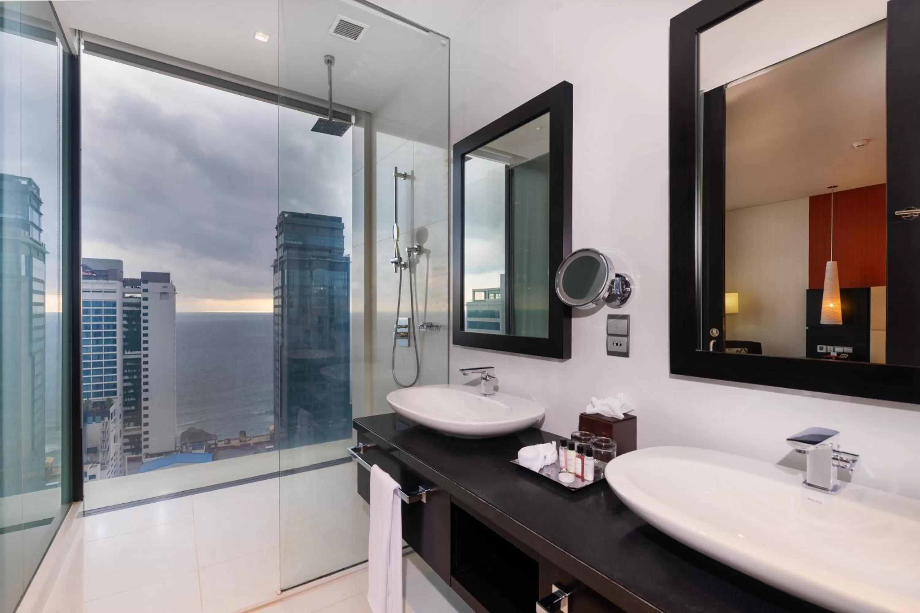 Shower in NH Collection Colombo