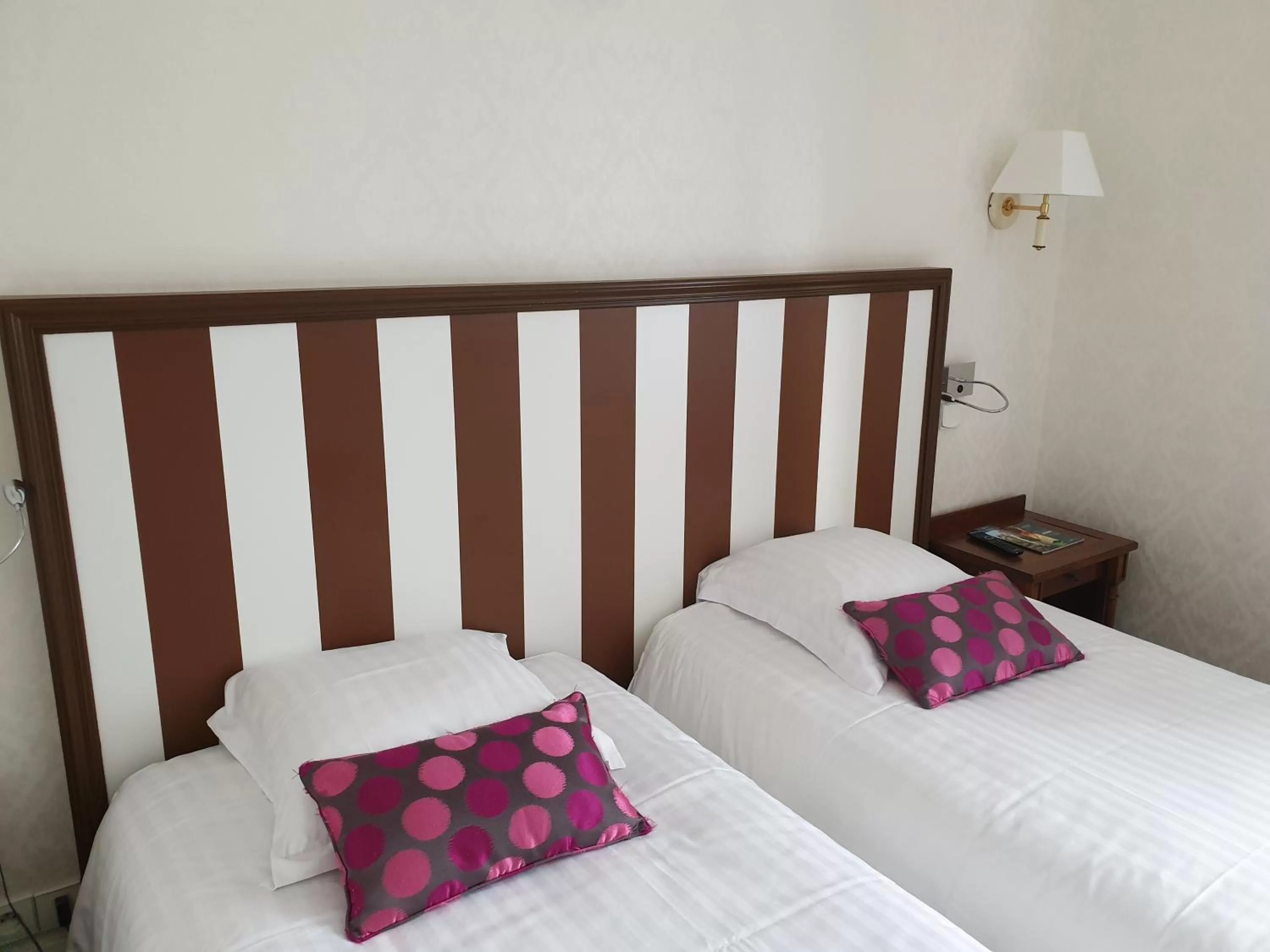 Bed in Hôtel De France