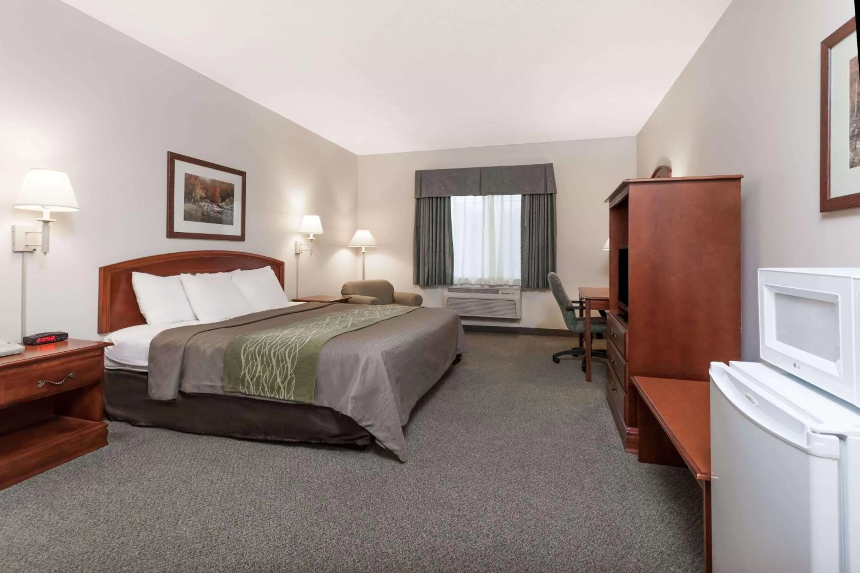 Photo of the whole room, Bed in Days Inn by Wyndham Pentwater