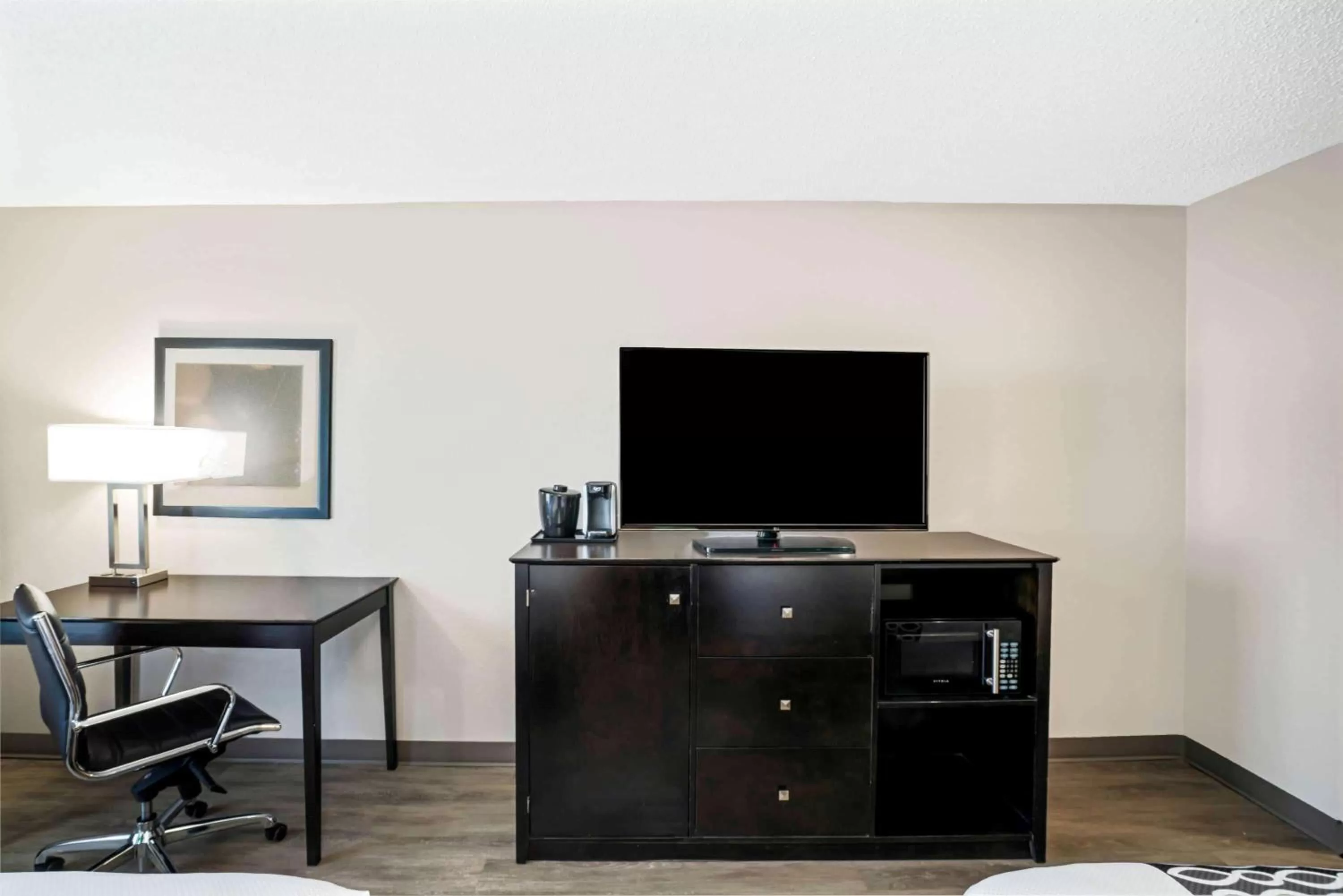 Photo of the whole room in La Quinta by Wyndham Lebanon