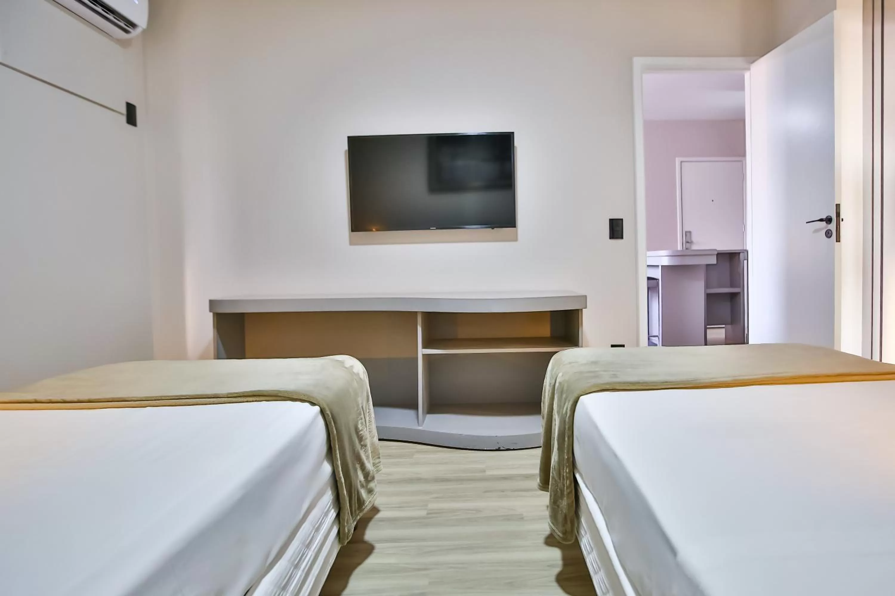 TV and multimedia, Bed in Vivendas Rio Claro by Atlantica