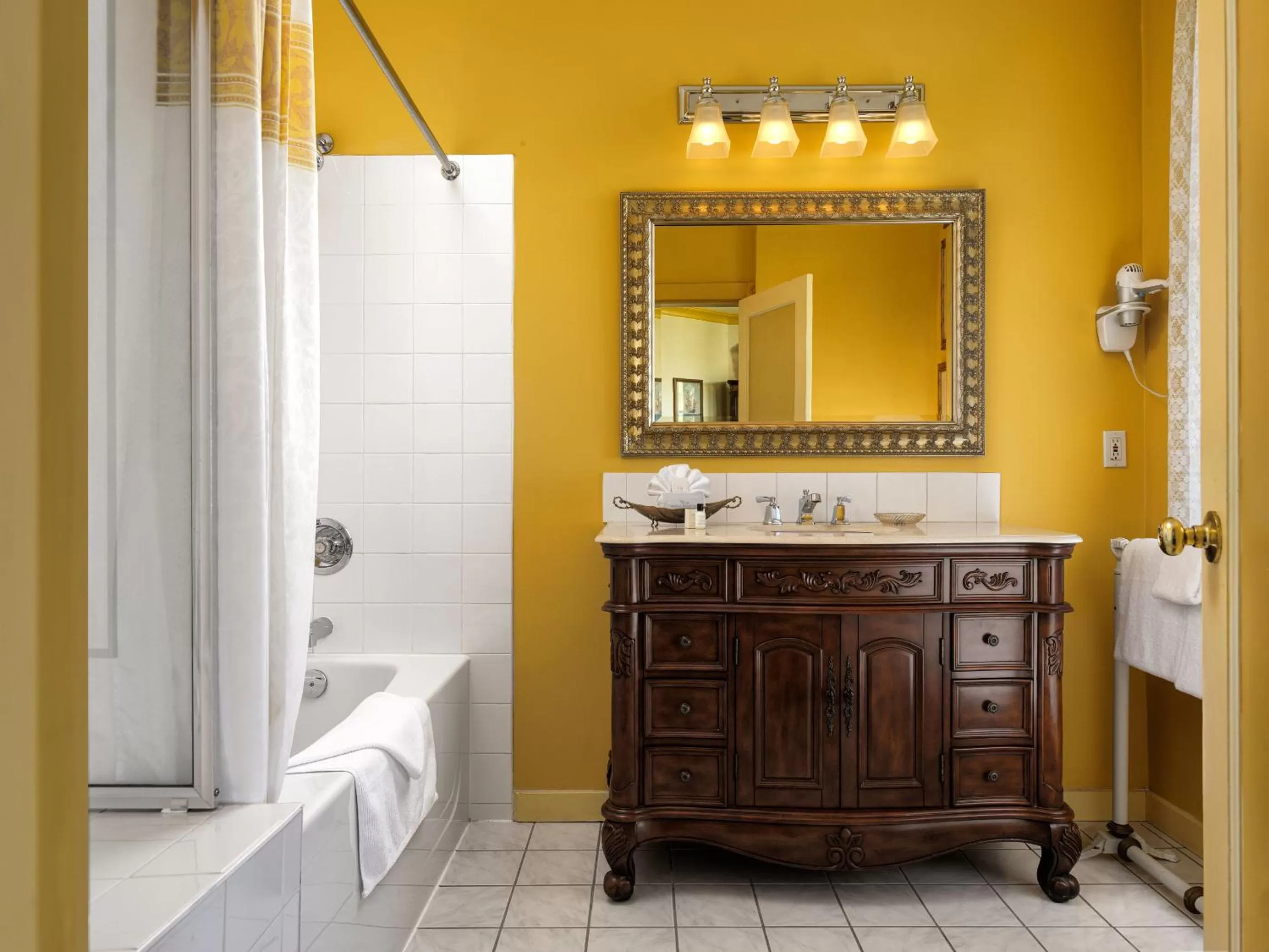 Bathroom in Pendray Inn and Tea House
