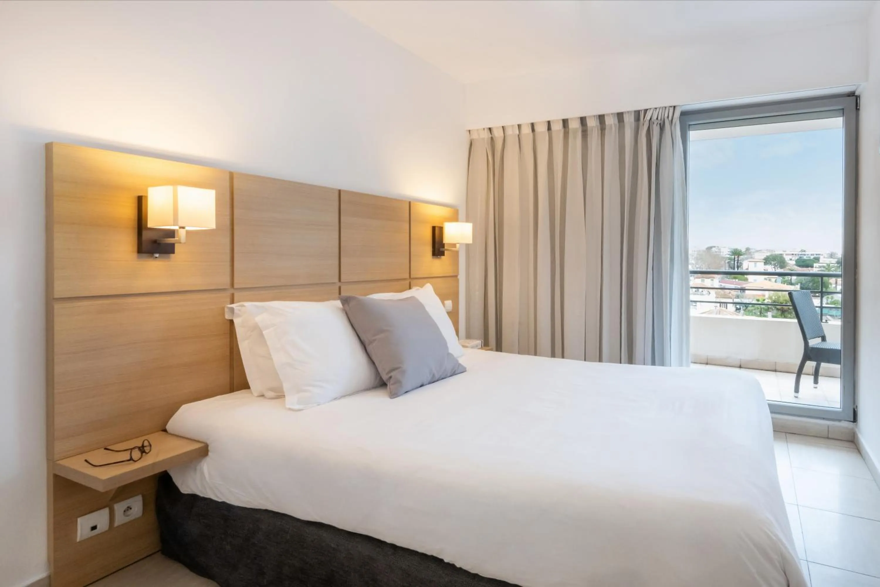 Bedroom, Bed in Nemea Appart Hotel Le Lido Cagnes sur Mer