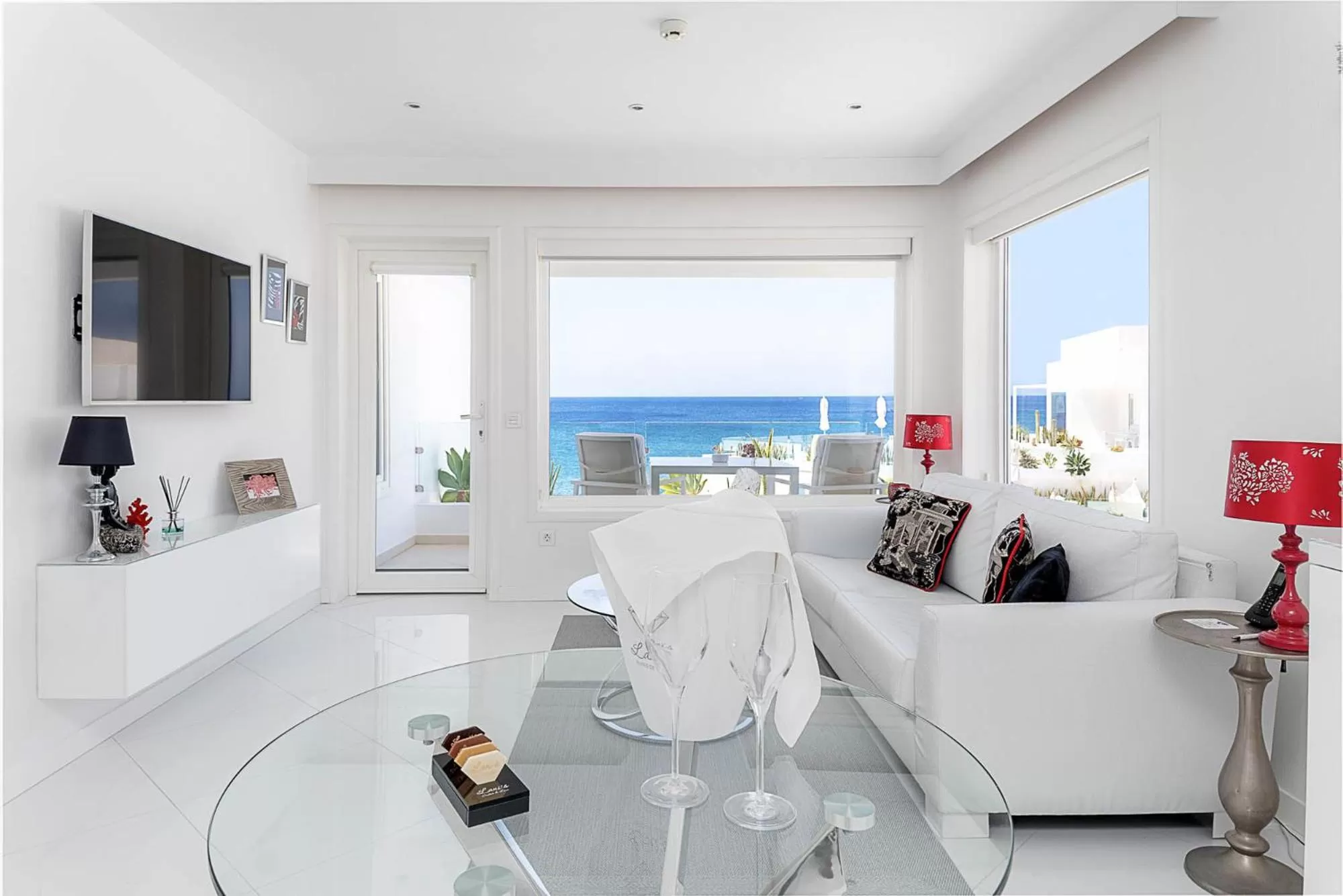 TV and multimedia in Lani's Suites de Luxe - Adults Only