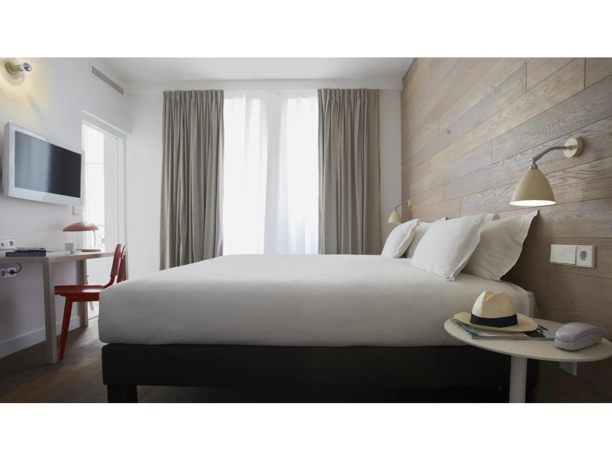 Photo of the whole room, Bed in 9Hotel Opera