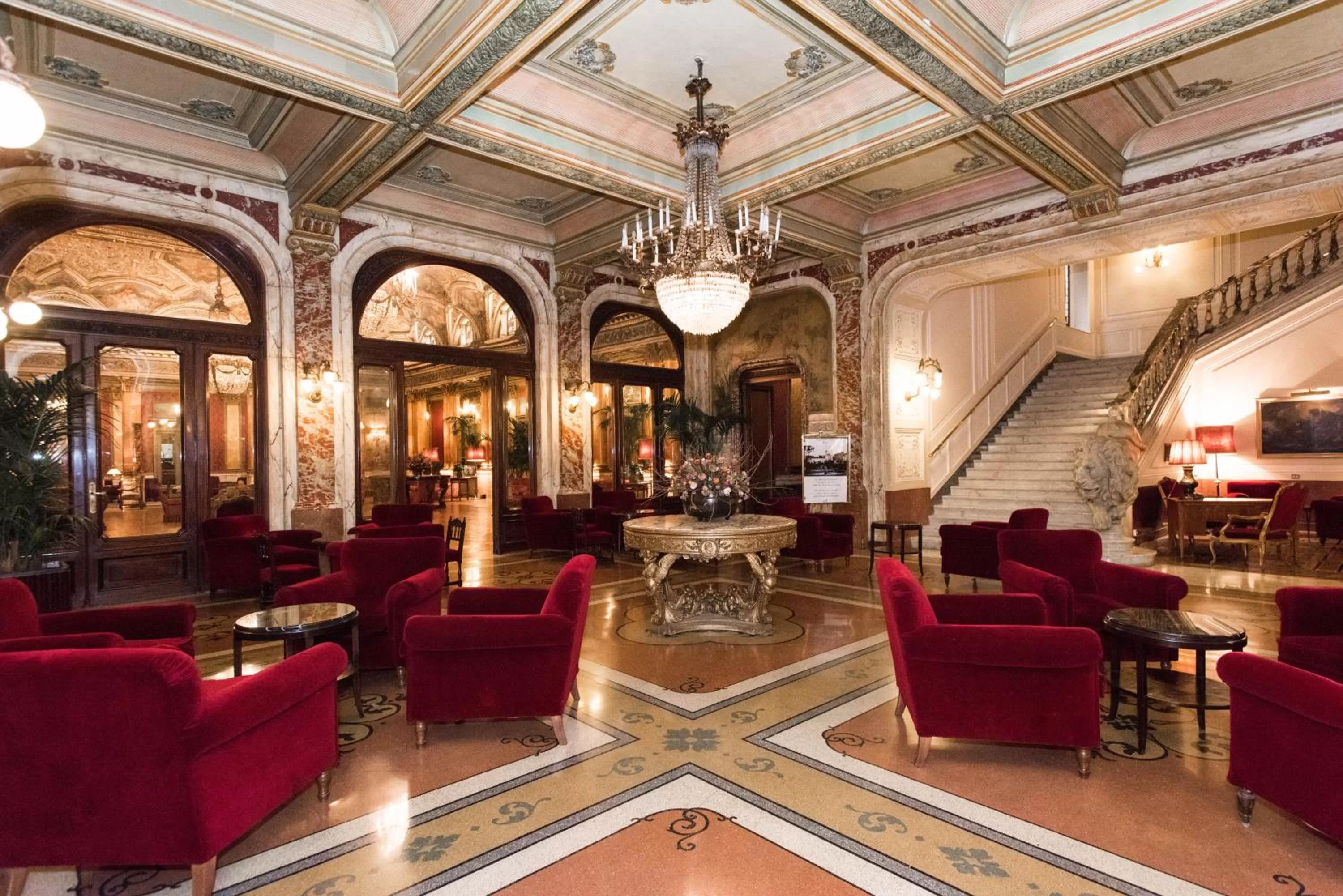 Communal lounge/ TV room in Grand Hotel Plaza