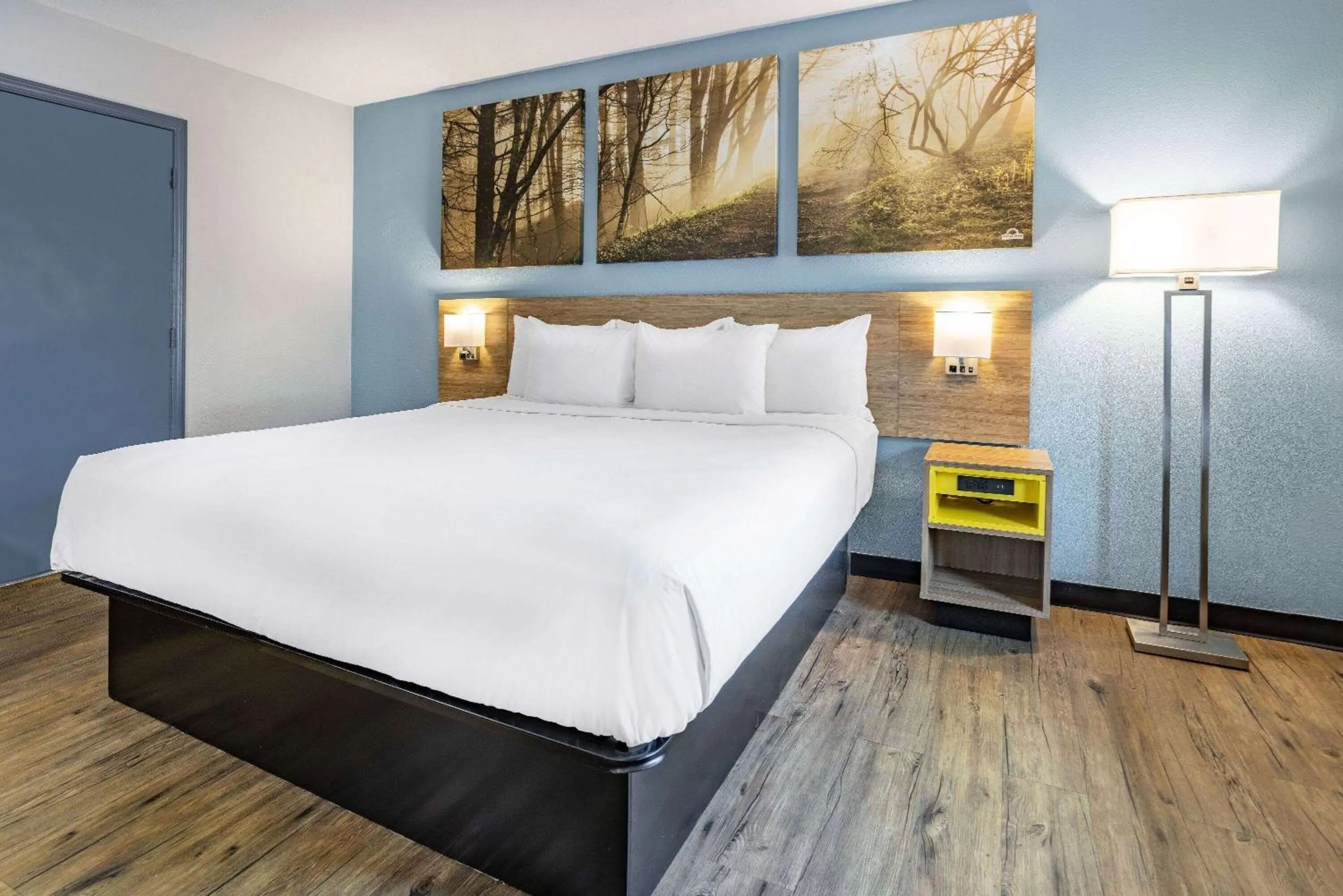 Photo of the whole room, Bed in Days Inn by Wyndham Raleigh Glenwood-Crabtree
